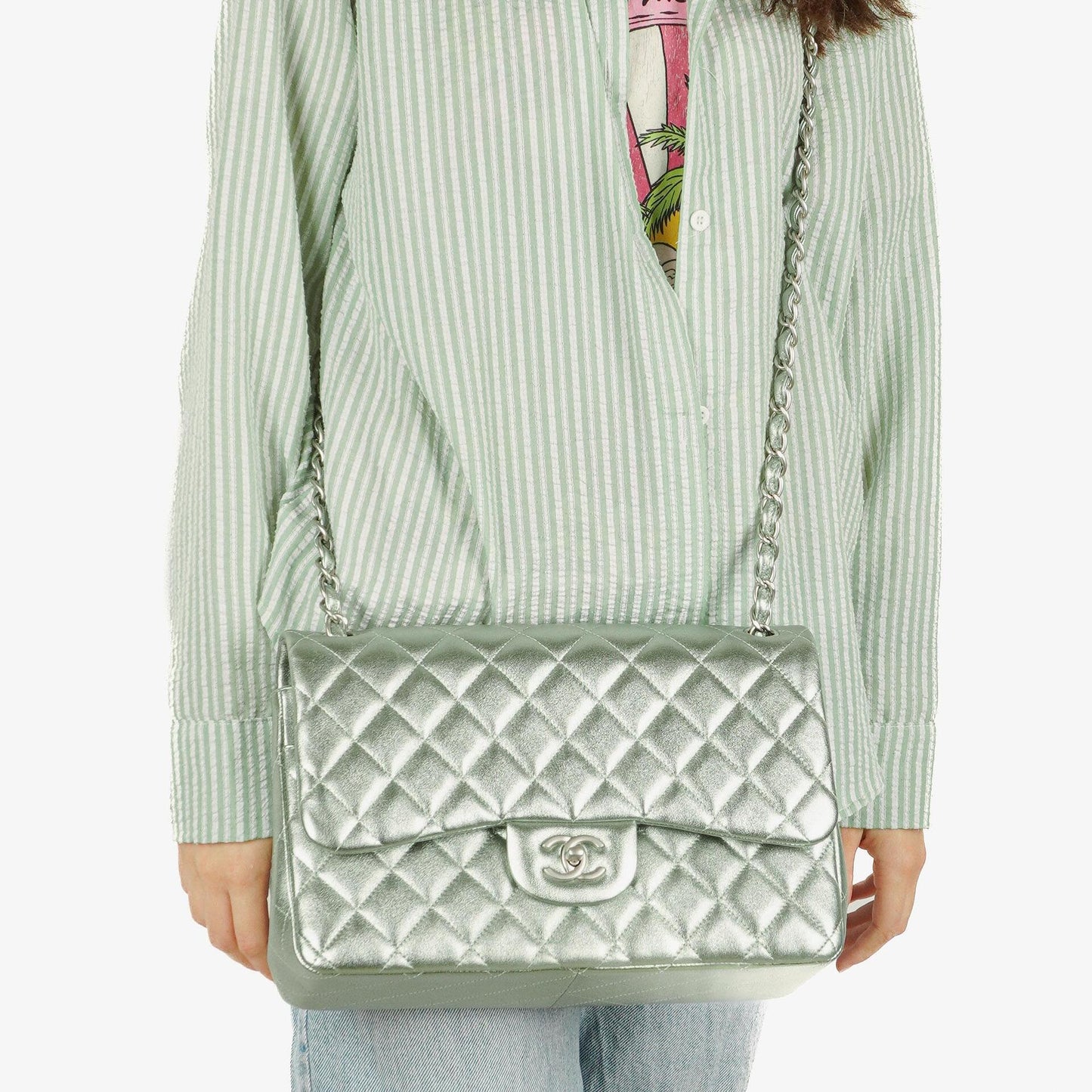 Chanel Classic Jumbo Double Flap Tasche aus metallic-grünem gestepptem Lammleder