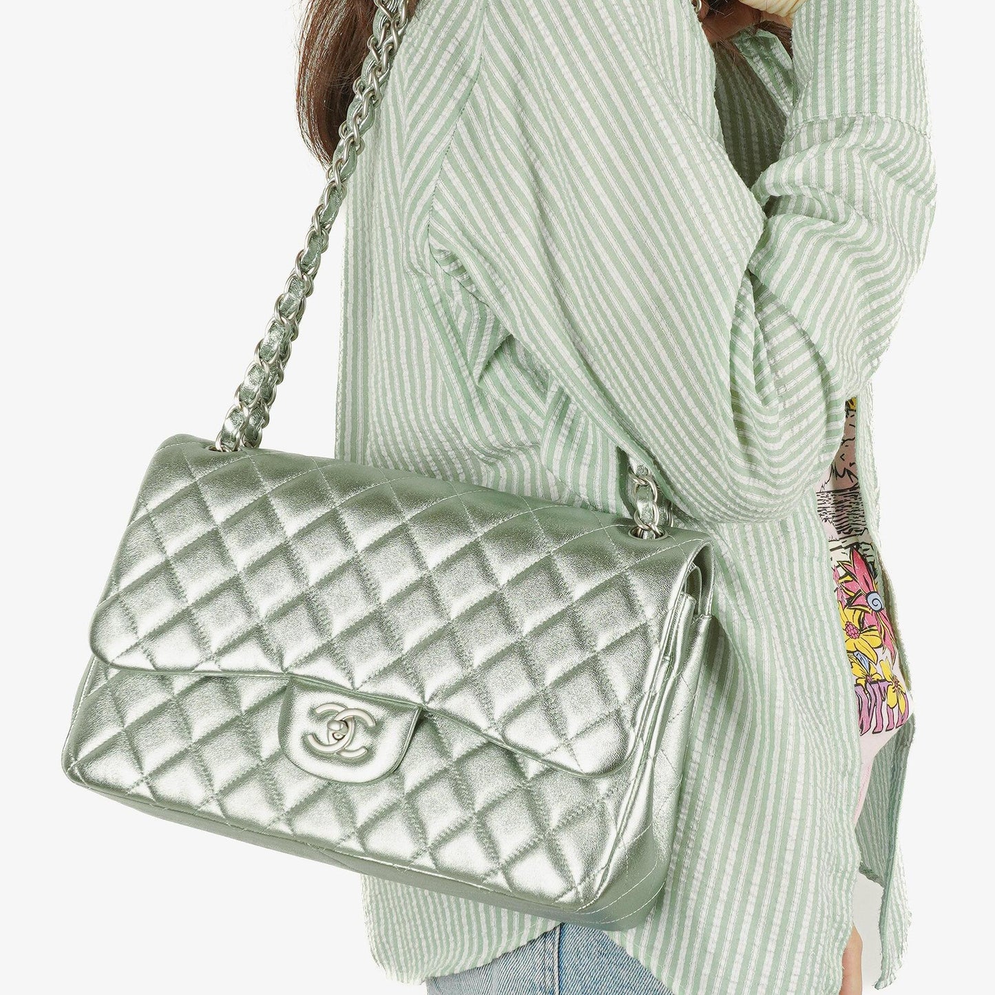 Chanel Classic Jumbo Double Flap Tasche aus metallic-grünem gestepptem Lammleder