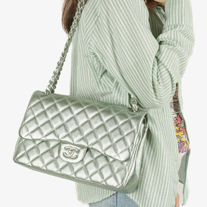 Chanel Classic Jumbo Double Flap Tasche aus metallic-grünem gestepptem Lammleder