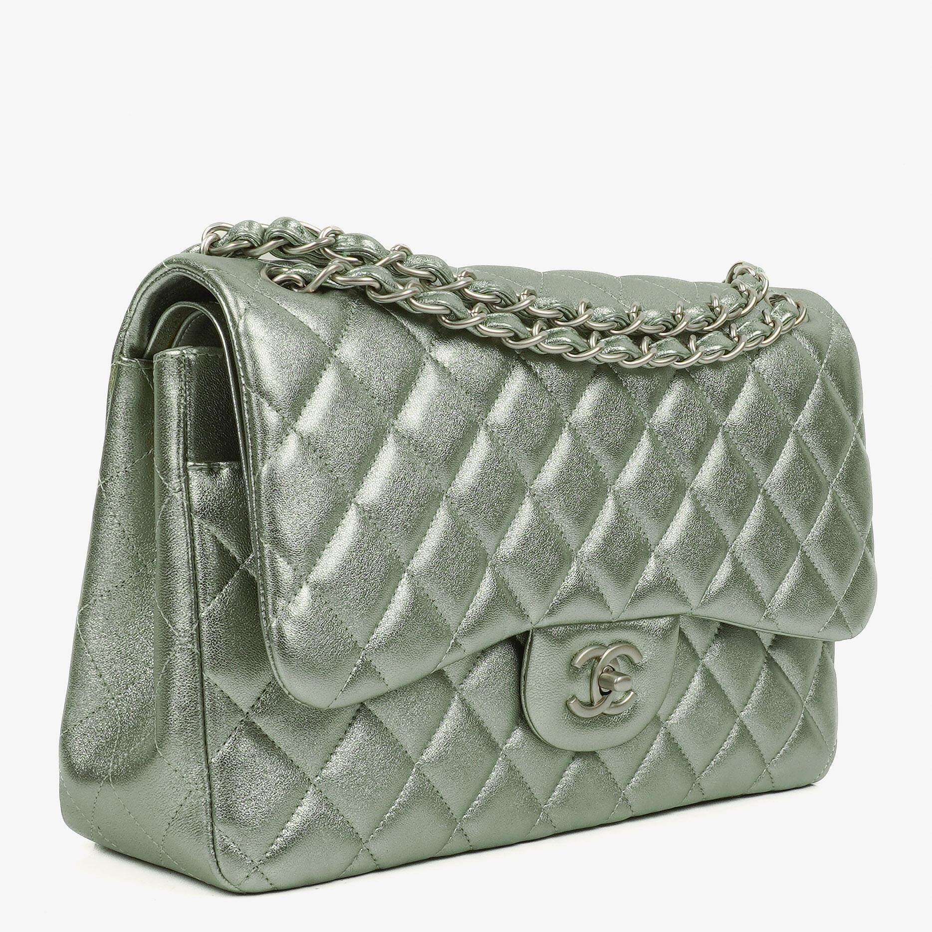 Chanel Classic Jumbo Double Flap Tasche aus metallic-grünem gestepptem Lammleder