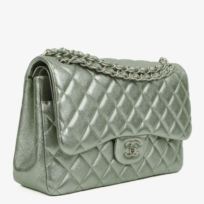 Chanel Classic Jumbo Double Flap Tasche aus metallic-grünem gestepptem Lammleder