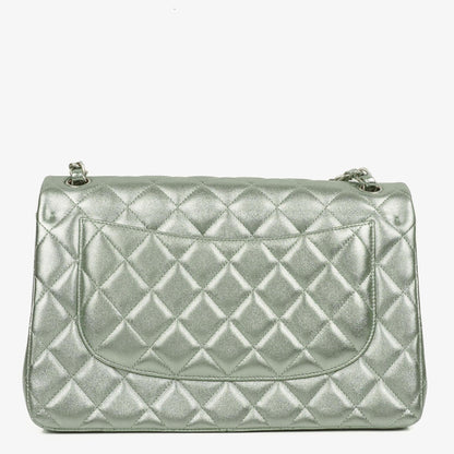 Chanel Classic Jumbo Double Flap Tasche aus metallic-grünem gestepptem Lammleder