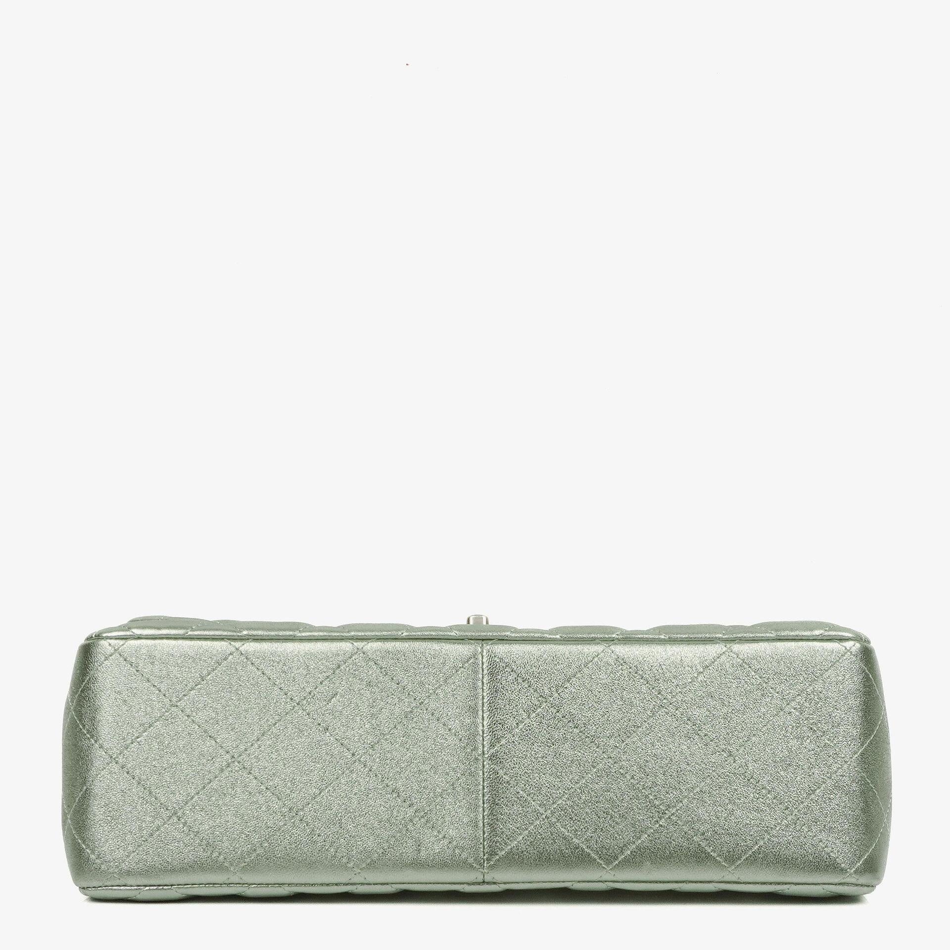 Chanel Classic Jumbo Double Flap Tasche aus metallic-grünem gestepptem Lammleder