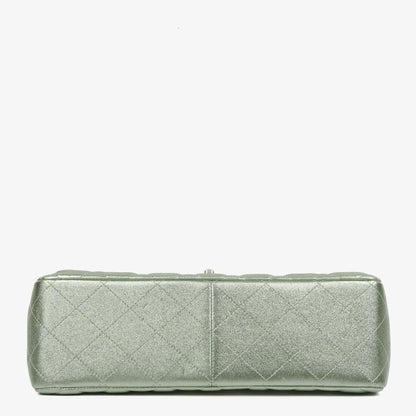 Chanel Classic Jumbo Double Flap Tasche aus metallic-grünem gestepptem Lammleder