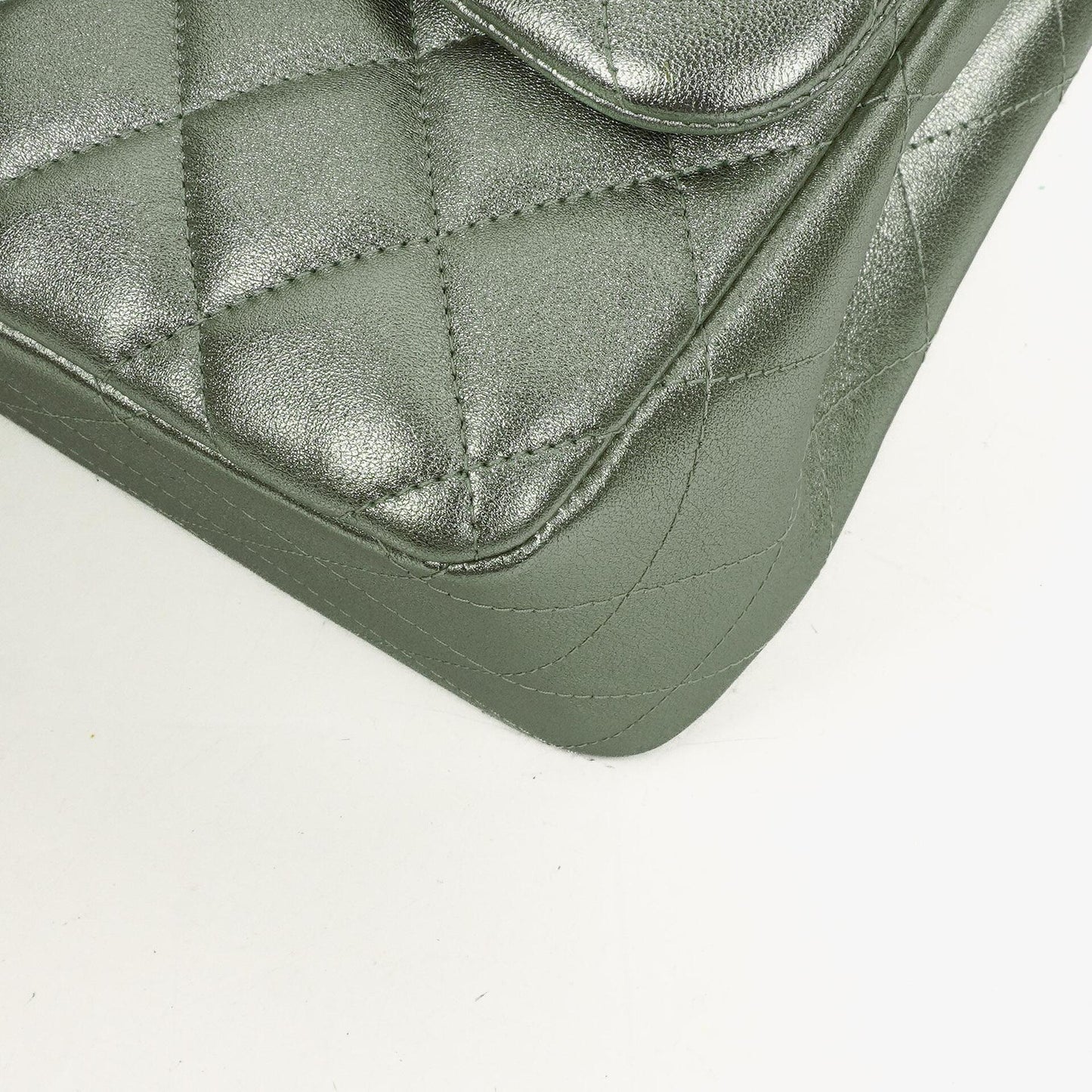 Chanel Classic Jumbo Double Flap Tasche aus metallic-grünem gestepptem Lammleder