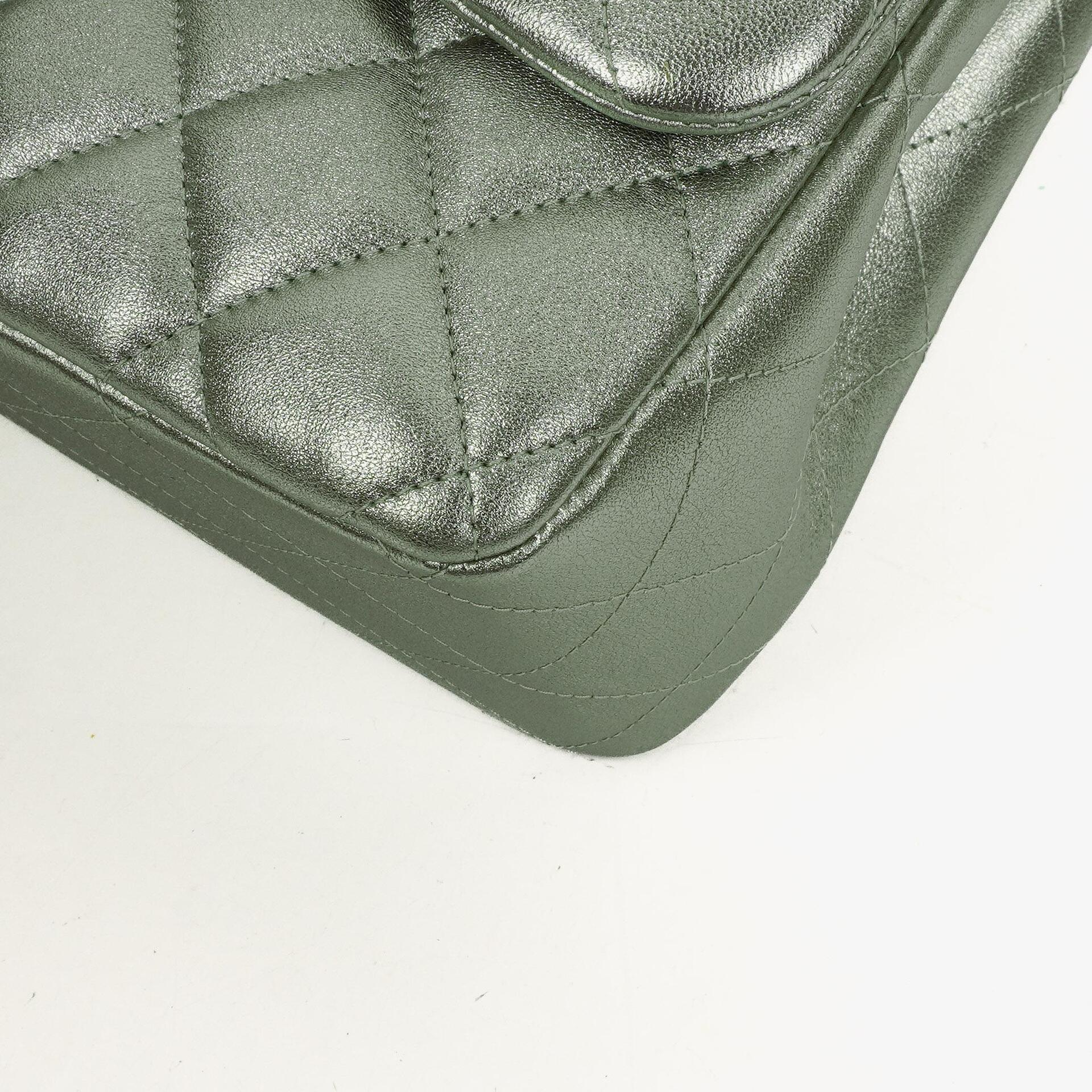 Chanel Classic Jumbo Double Flap Tasche aus metallic-grünem gestepptem Lammleder