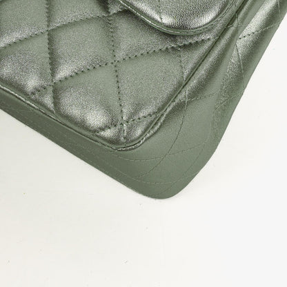 Chanel Classic Jumbo Double Flap Tasche aus metallic-grünem gestepptem Lammleder