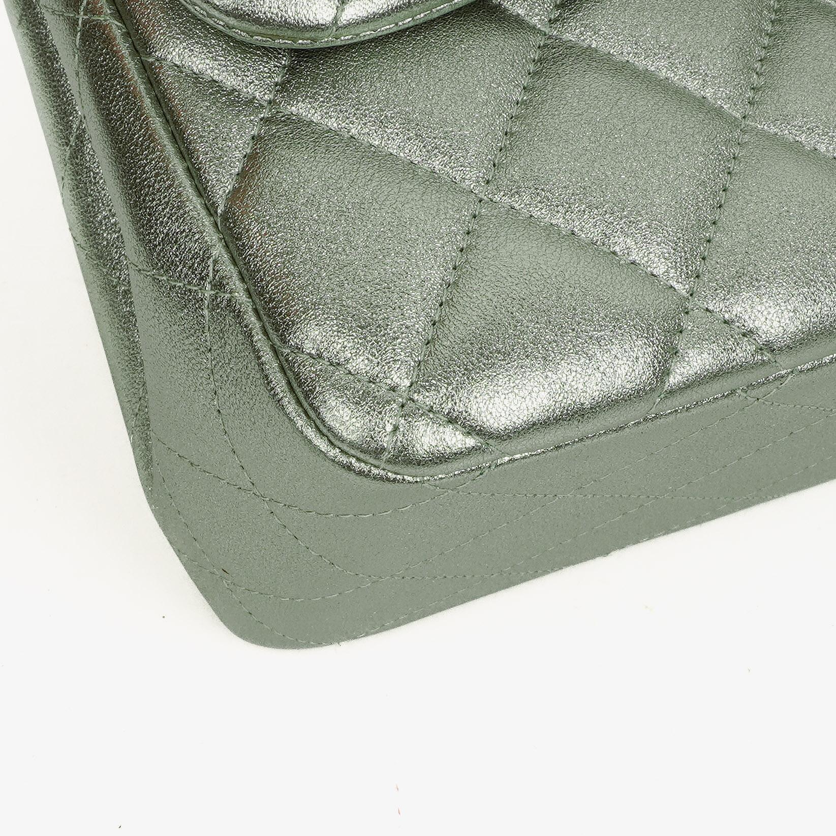 Chanel Classic Jumbo Double Flap Tasche aus metallic-grünem gestepptem Lammleder