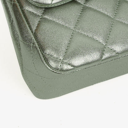 Chanel Classic Jumbo Double Flap Tasche aus metallic-grünem gestepptem Lammleder