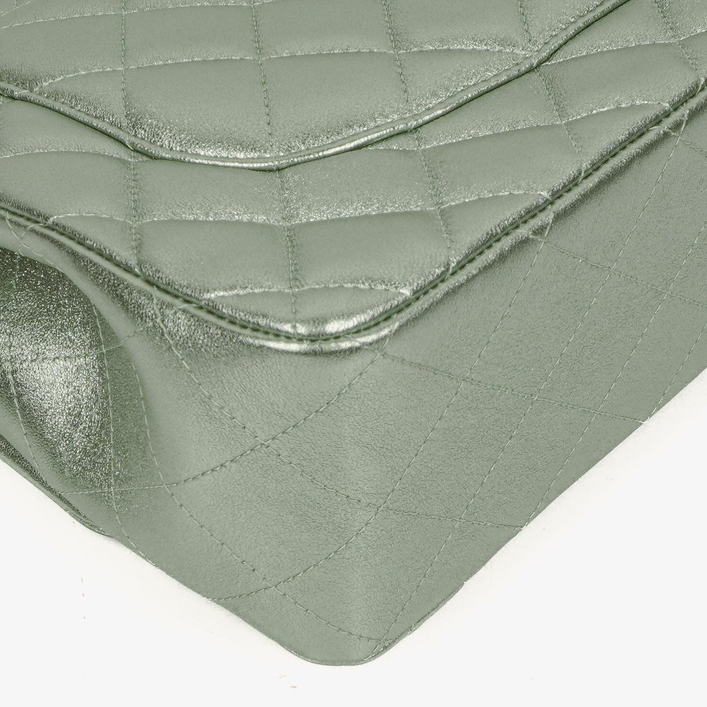 Chanel Classic Jumbo Double Flap Tasche aus metallic-grünem gestepptem Lammleder