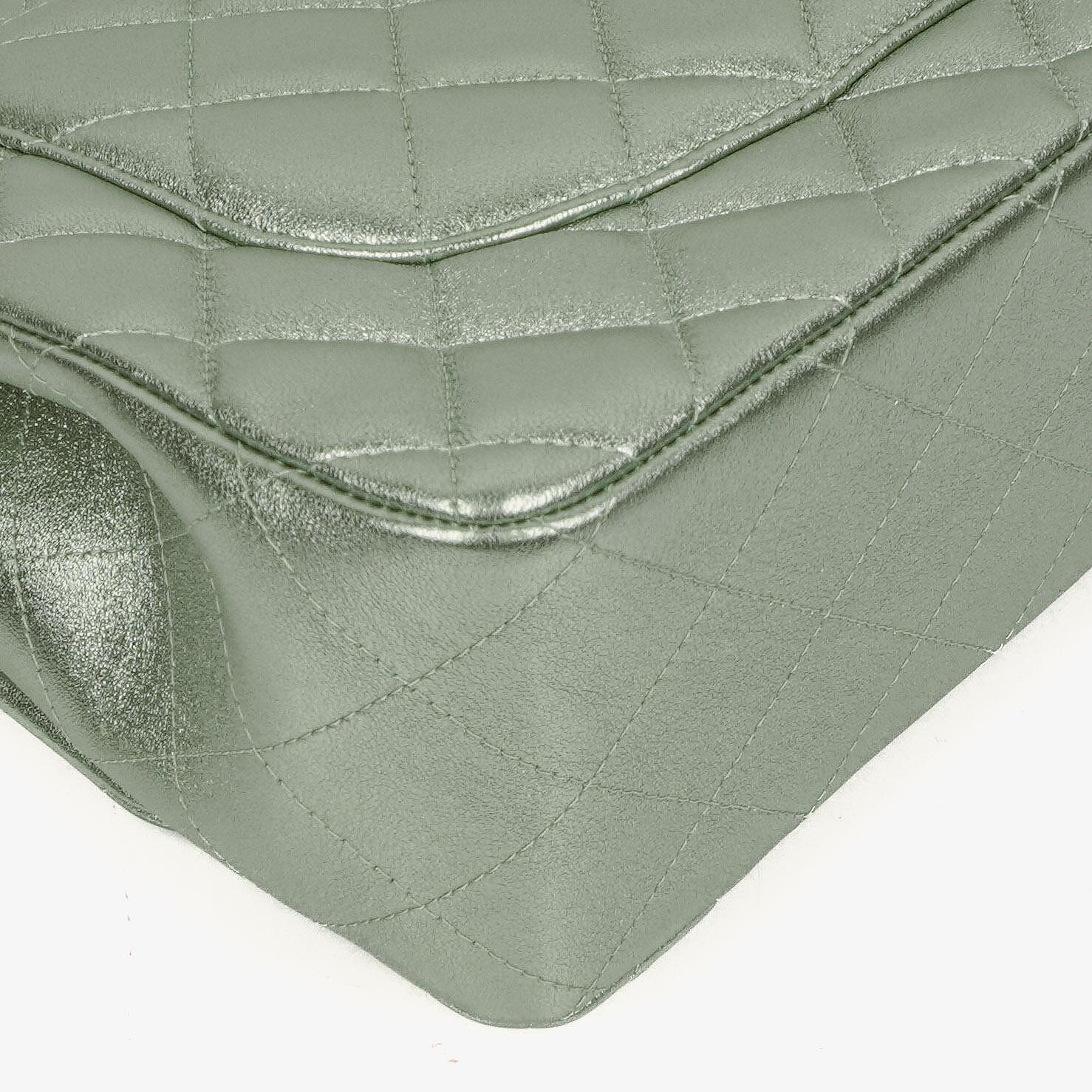 Chanel Classic Jumbo Double Flap Tasche aus metallic-grünem gestepptem Lammleder