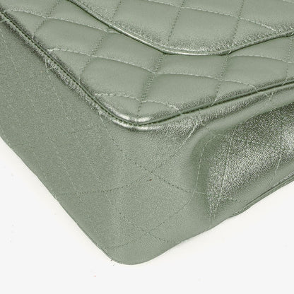 Chanel Classic Jumbo Double Flap Tasche aus metallic-grünem gestepptem Lammleder