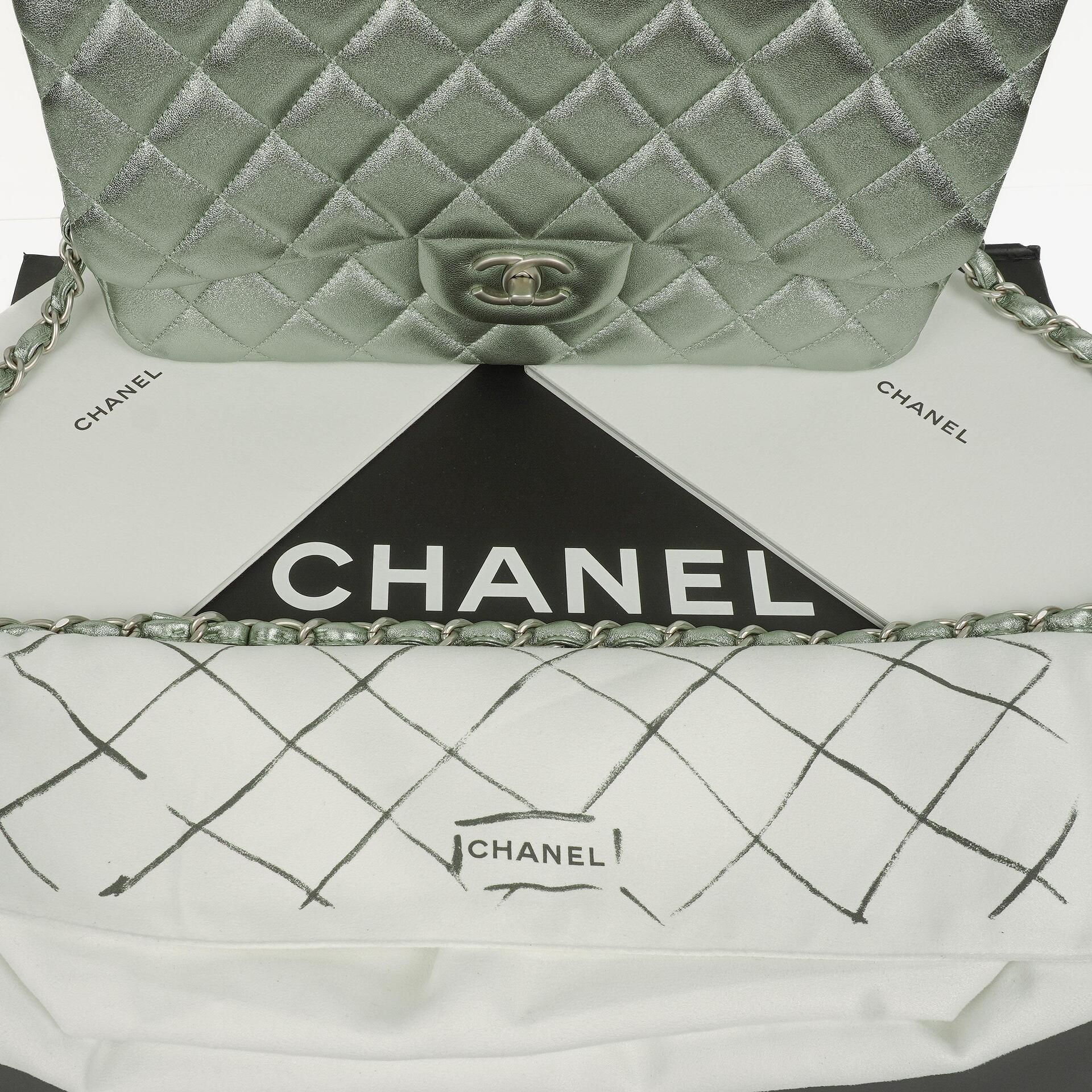 Chanel Classic Jumbo Double Flap Tasche aus metallic-grünem gestepptem Lammleder