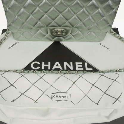 Chanel Classic Jumbo Double Flap Tasche aus metallic-grünem gestepptem Lammleder