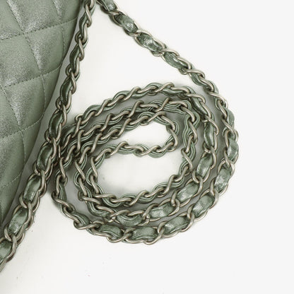 Chanel Classic Jumbo Double Flap Tasche aus metallic-grünem gestepptem Lammleder