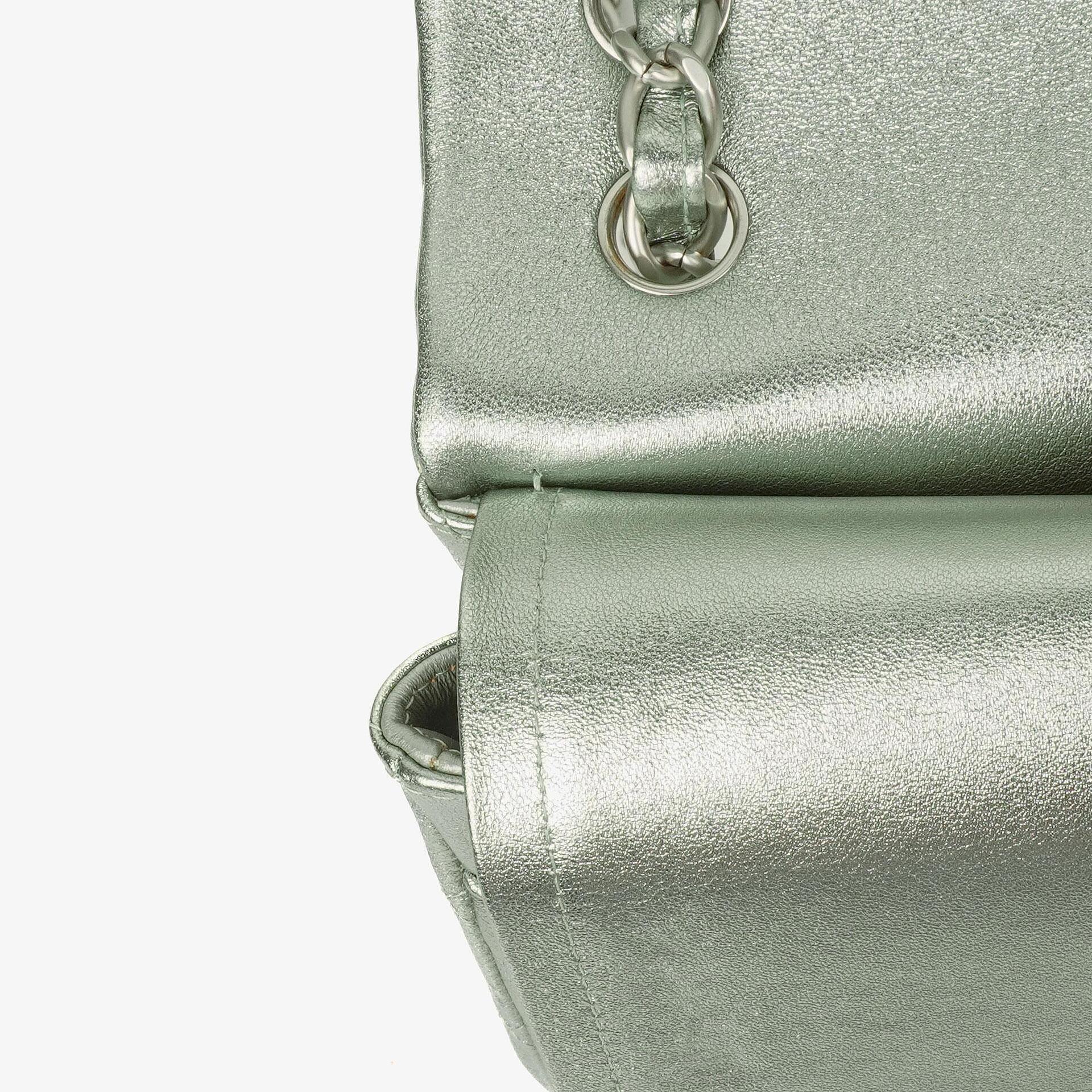 Chanel Classic Jumbo Double Flap Tasche aus metallic-grünem gestepptem Lammleder