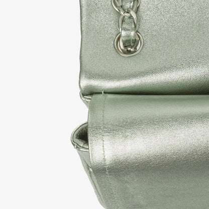 Chanel Classic Jumbo Double Flap Tasche aus metallic-grünem gestepptem Lammleder