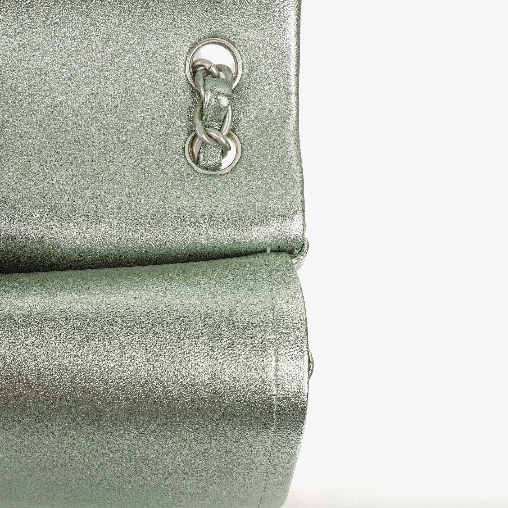 Chanel Classic Jumbo Double Flap Tasche aus metallic-grünem gestepptem Lammleder