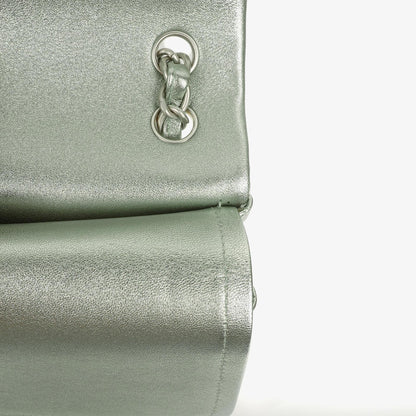 Chanel Classic Jumbo Double Flap Tasche aus metallic-grünem gestepptem Lammleder