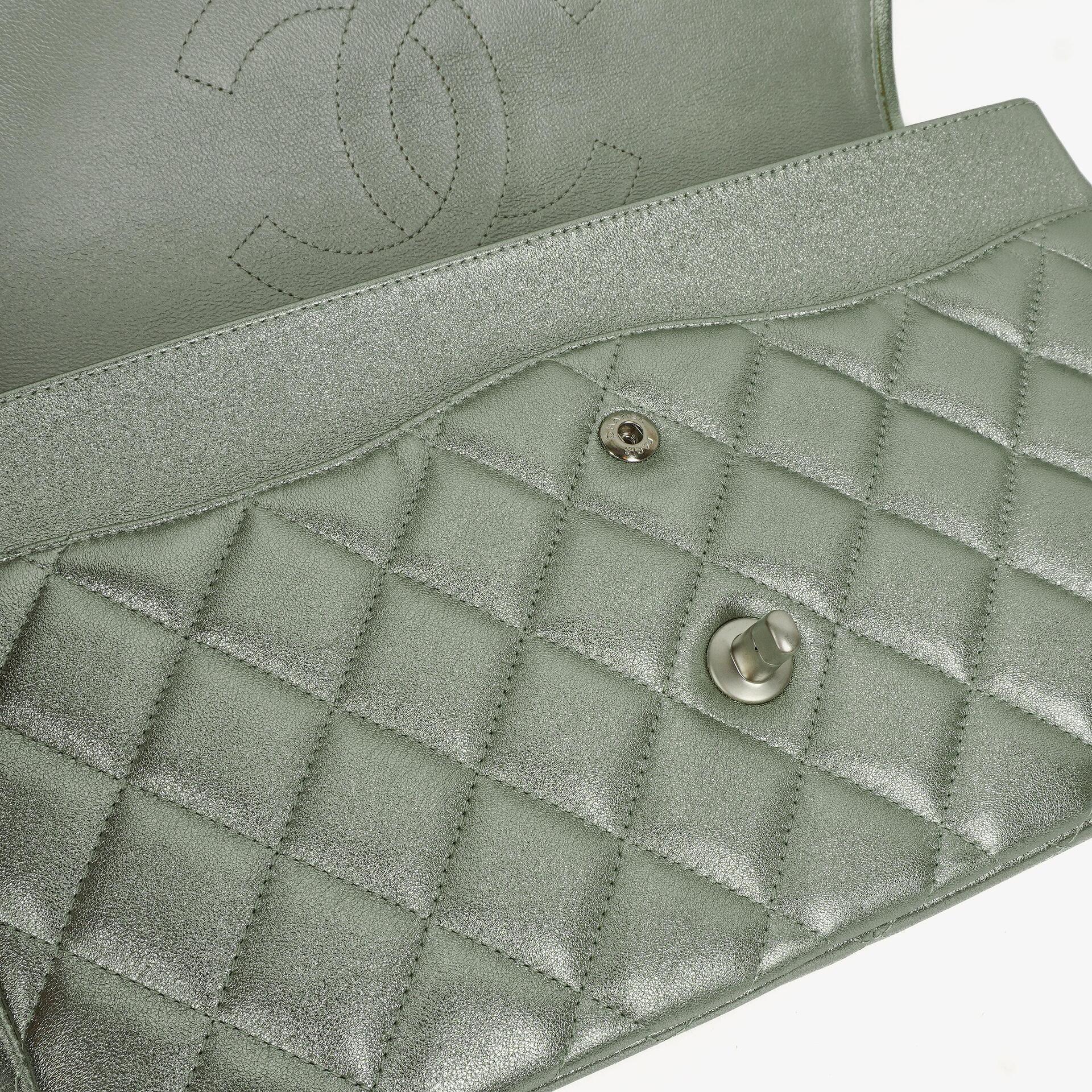 Chanel Classic Jumbo Double Flap Tasche aus metallic-grünem gestepptem Lammleder