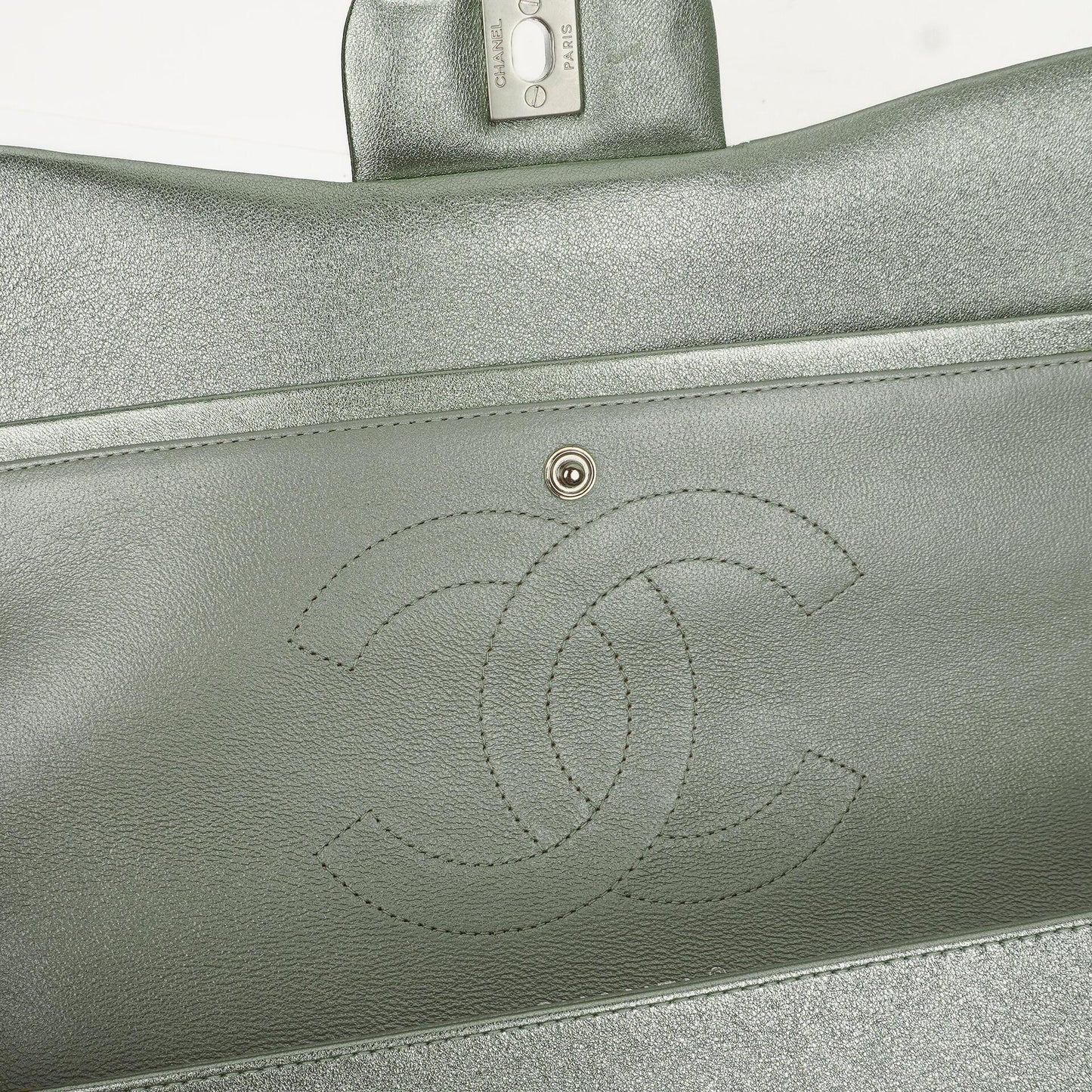 Chanel Classic Jumbo Double Flap Tasche aus metallic-grünem gestepptem Lammleder