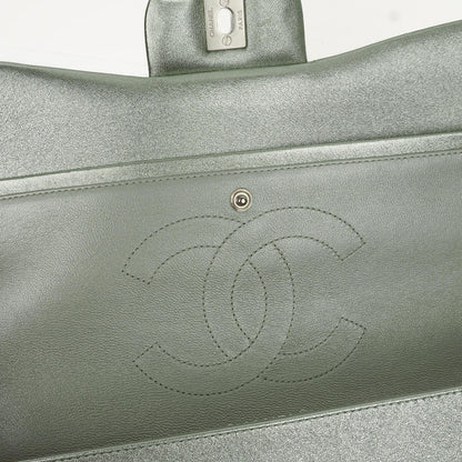 Chanel Classic Jumbo Double Flap Tasche aus metallic-grünem gestepptem Lammleder