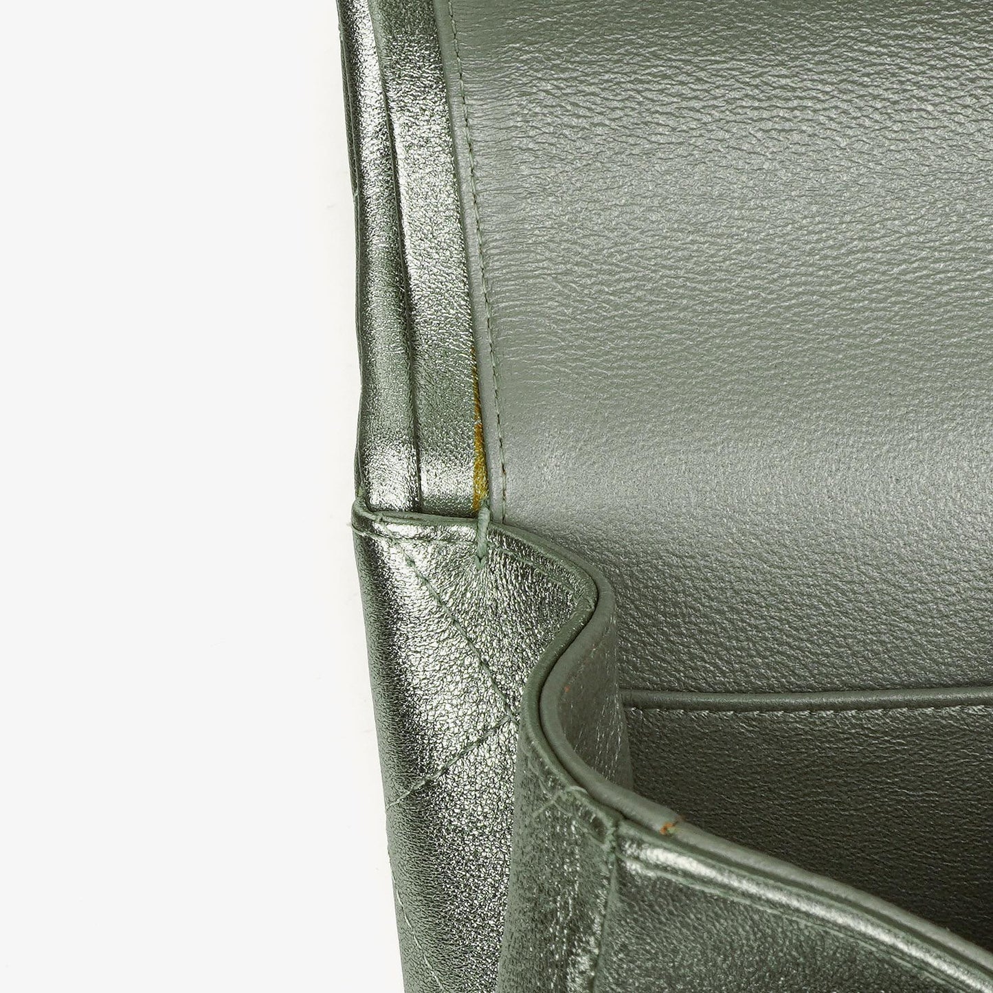 Chanel Classic Jumbo Double Flap Tasche aus metallic-grünem gestepptem Lammleder