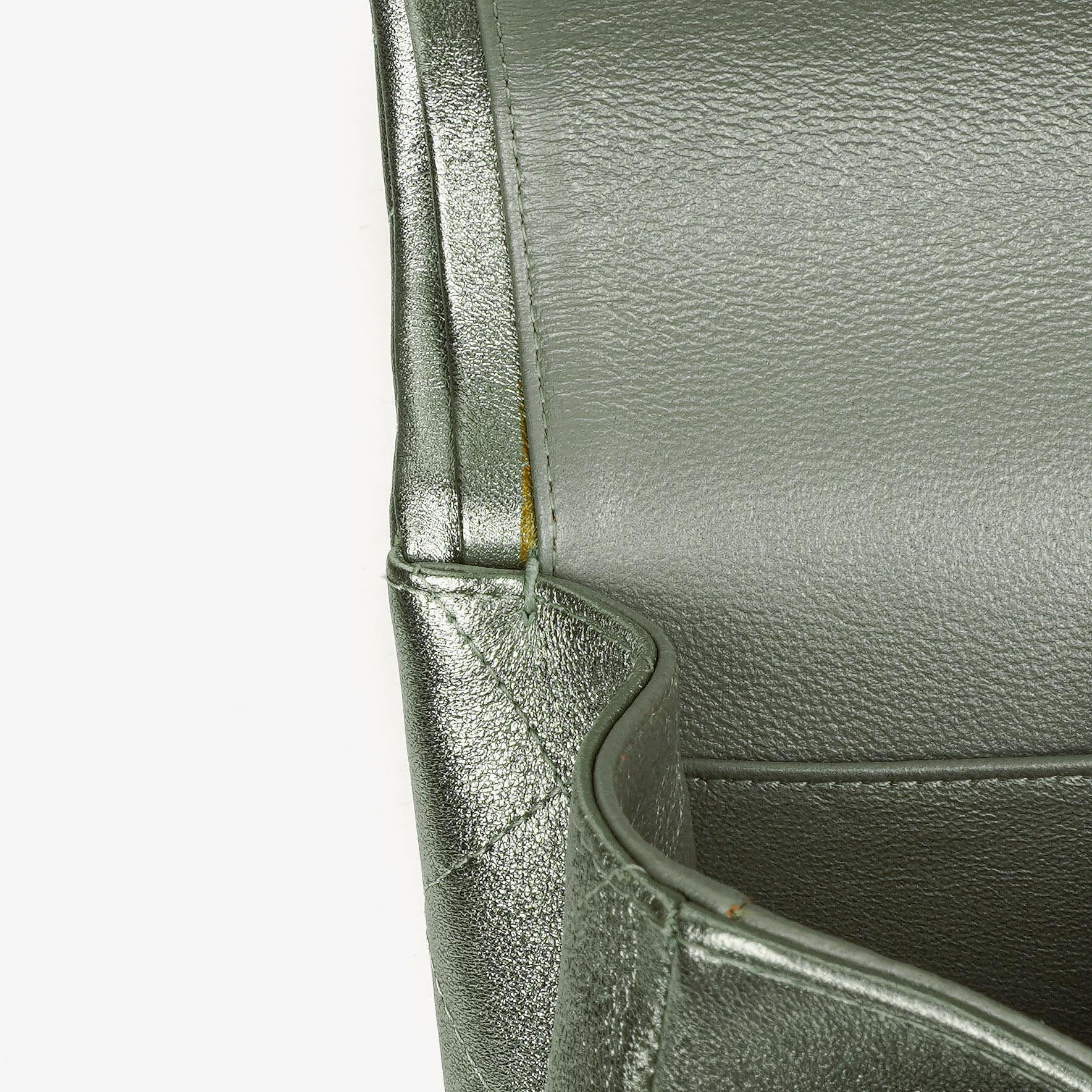 Chanel Classic Jumbo Double Flap Tasche aus metallic-grünem gestepptem Lammleder