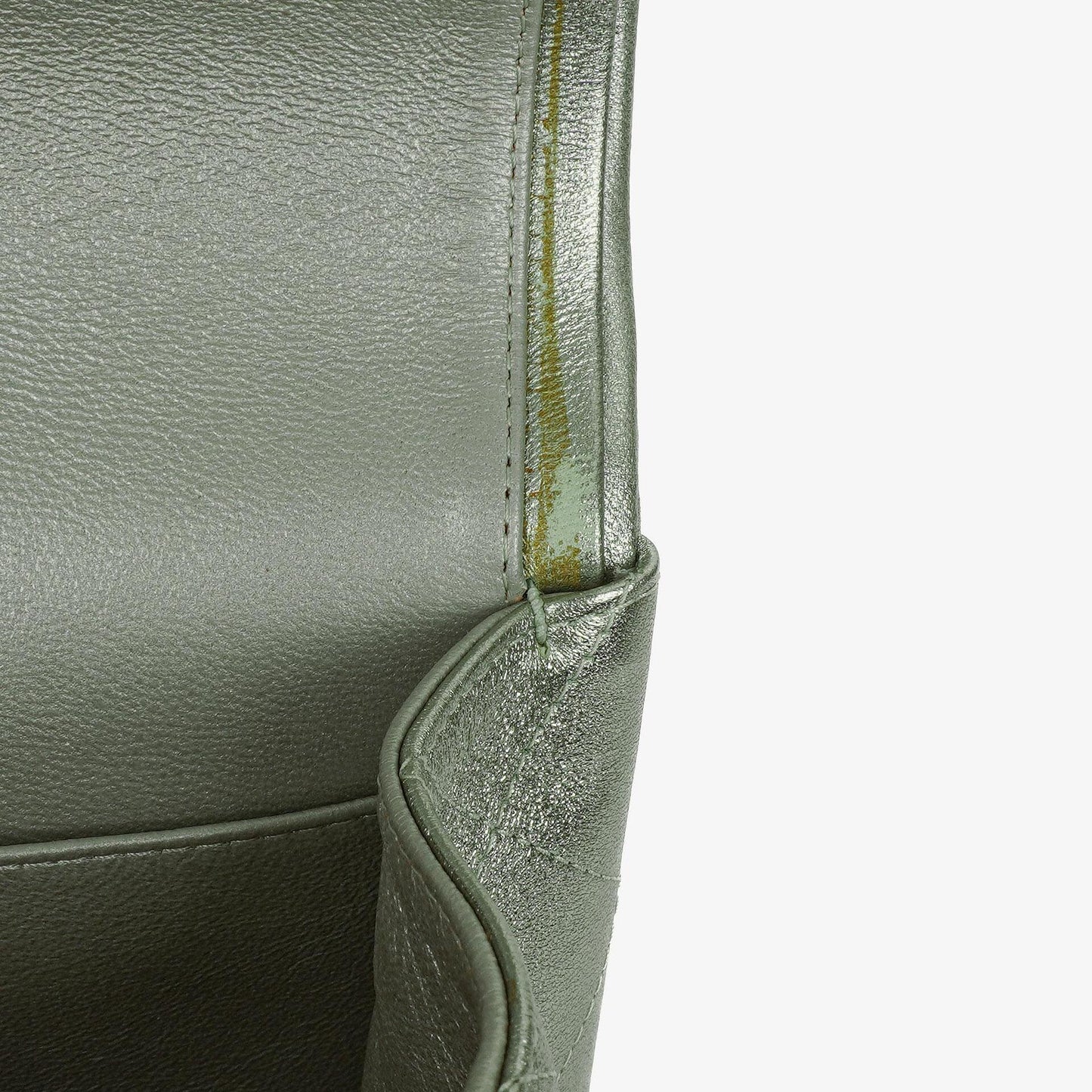 Chanel Classic Jumbo Double Flap Tasche aus metallic-grünem gestepptem Lammleder