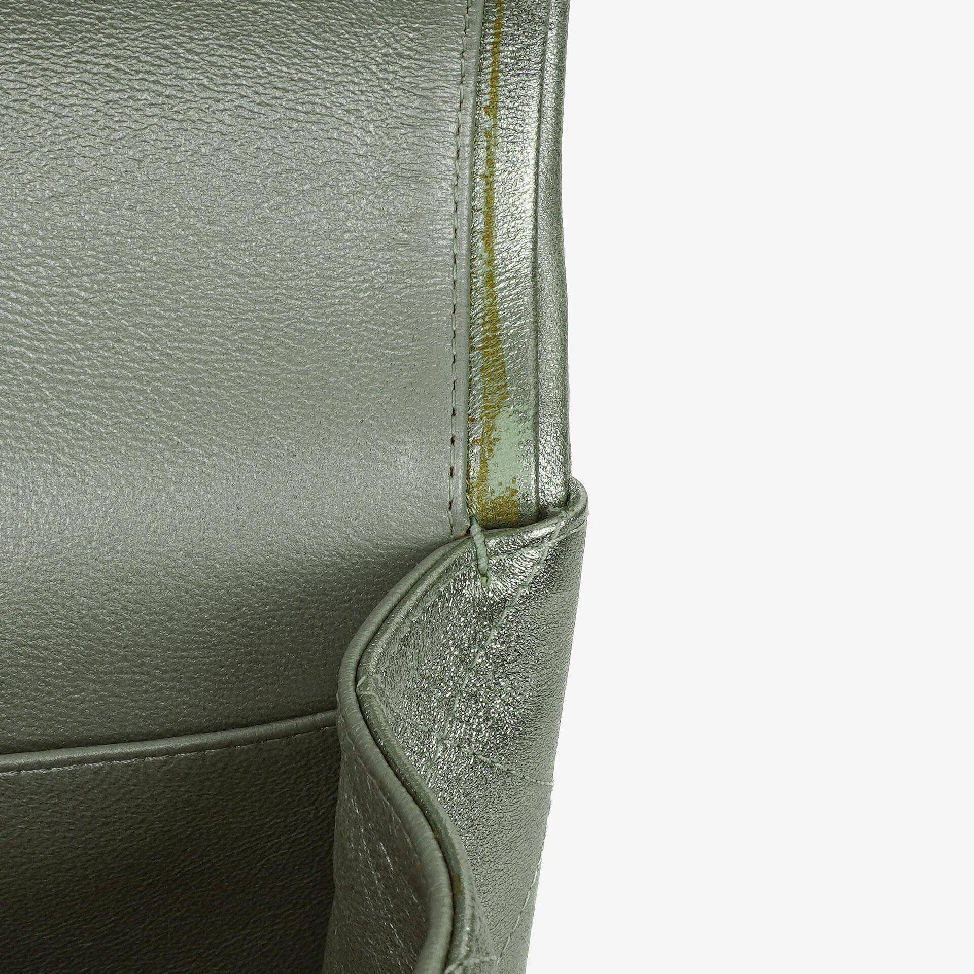 Chanel Classic Jumbo Double Flap Tasche aus metallic-grünem gestepptem Lammleder