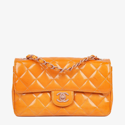 Chanel Classic Mini rechteckige Single Flap Tasche aus orangefarbenem Lackleder