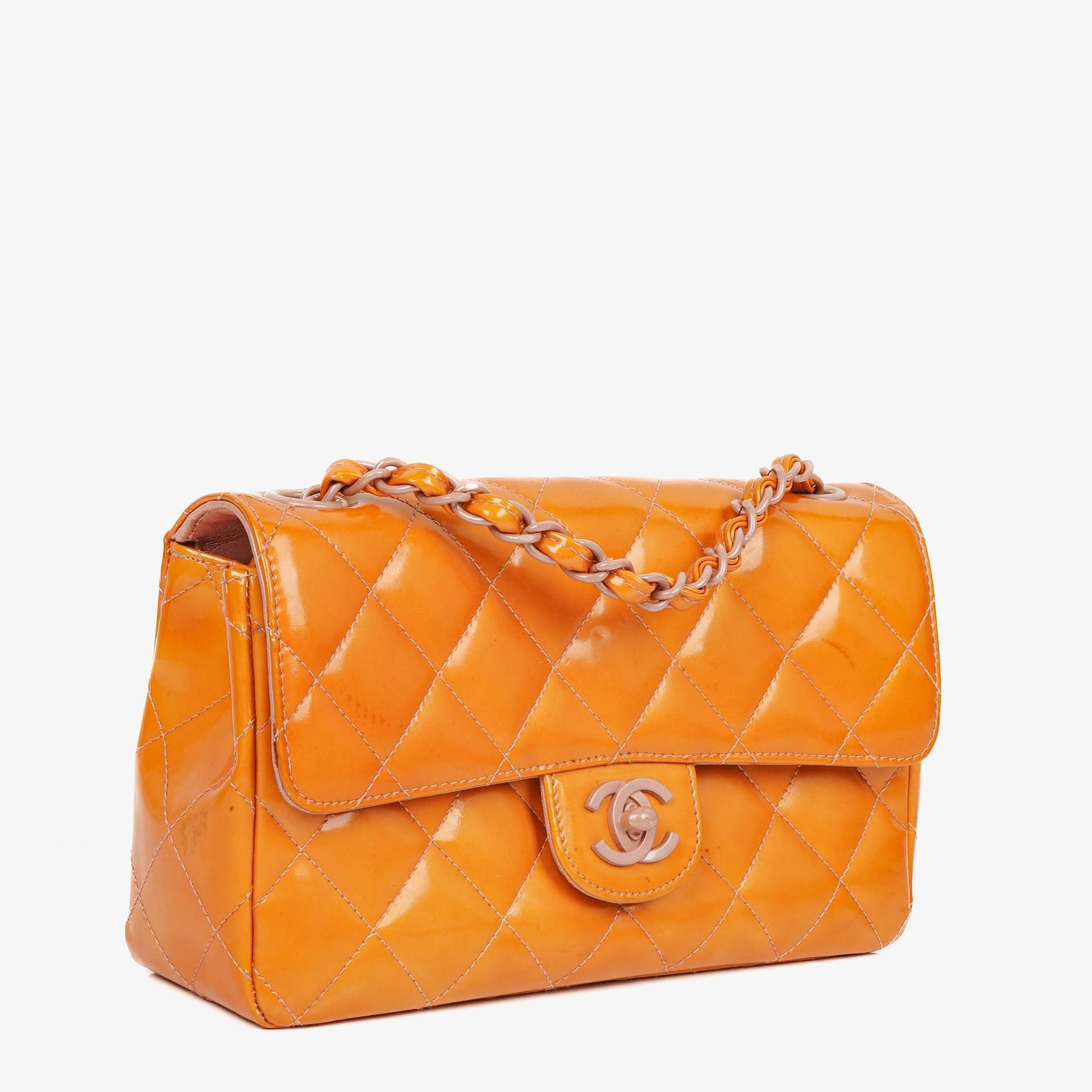Chanel Classic Mini rechteckige Single Flap Tasche aus orangefarbenem Lackleder