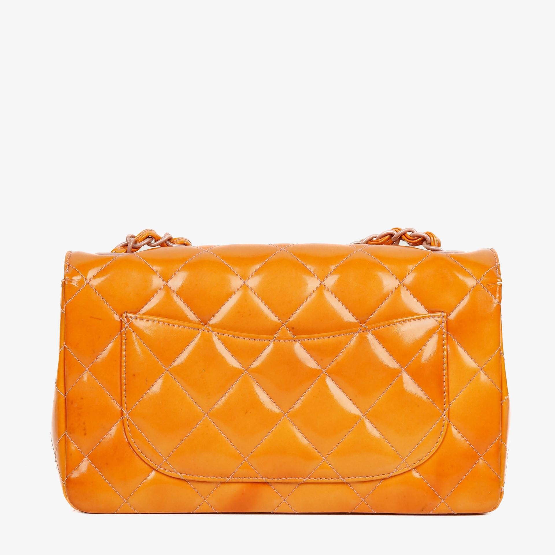 Chanel Classic Mini rechteckige Single Flap Tasche aus orangefarbenem Lackleder