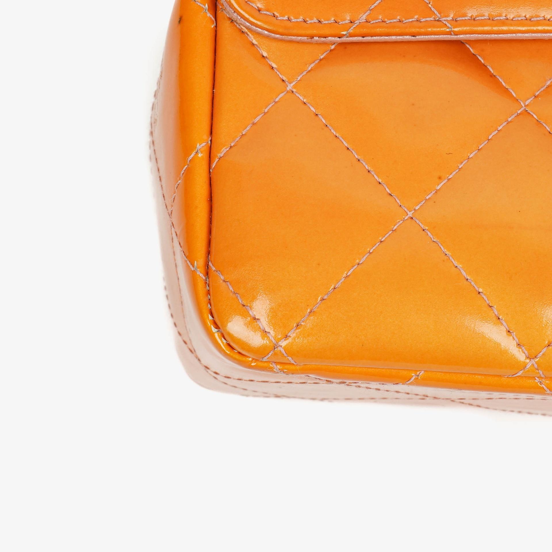 Chanel Classic Mini rechteckige Single Flap Tasche aus orangefarbenem Lackleder