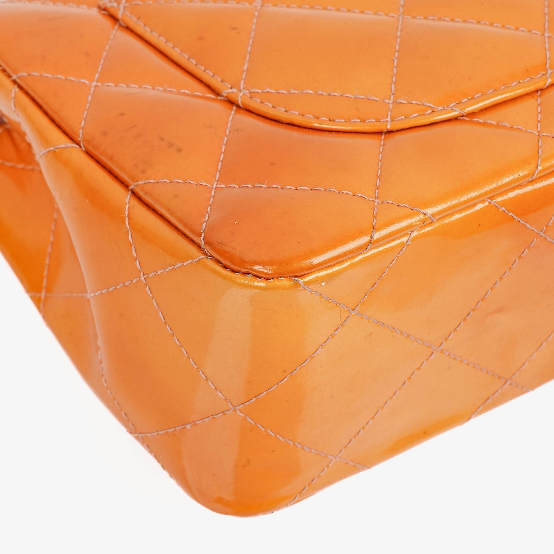 Chanel Classic Mini rechteckige Single Flap Tasche aus orangefarbenem Lackleder
