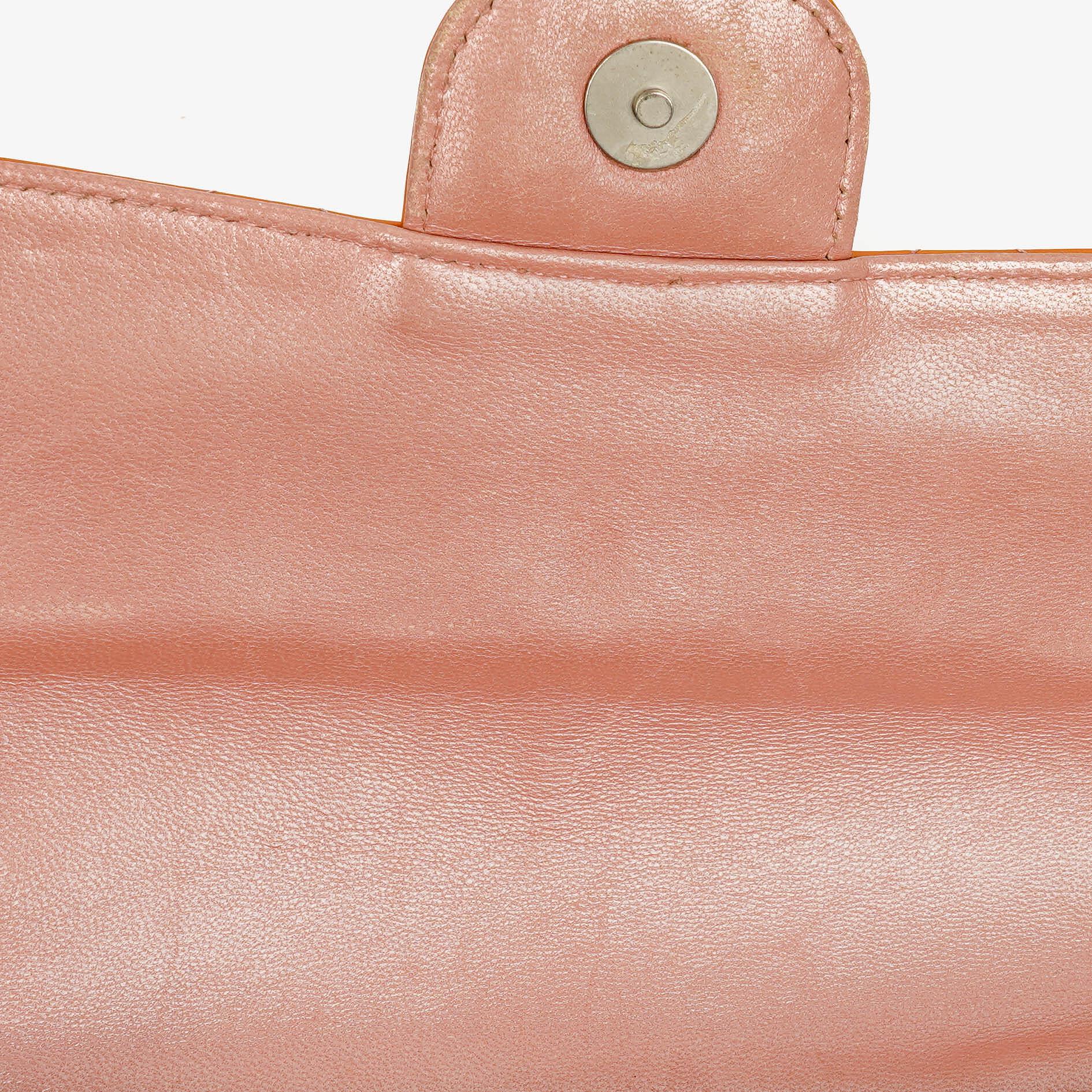 Chanel Classic Mini rechteckige Single Flap Tasche aus orangefarbenem Lackleder