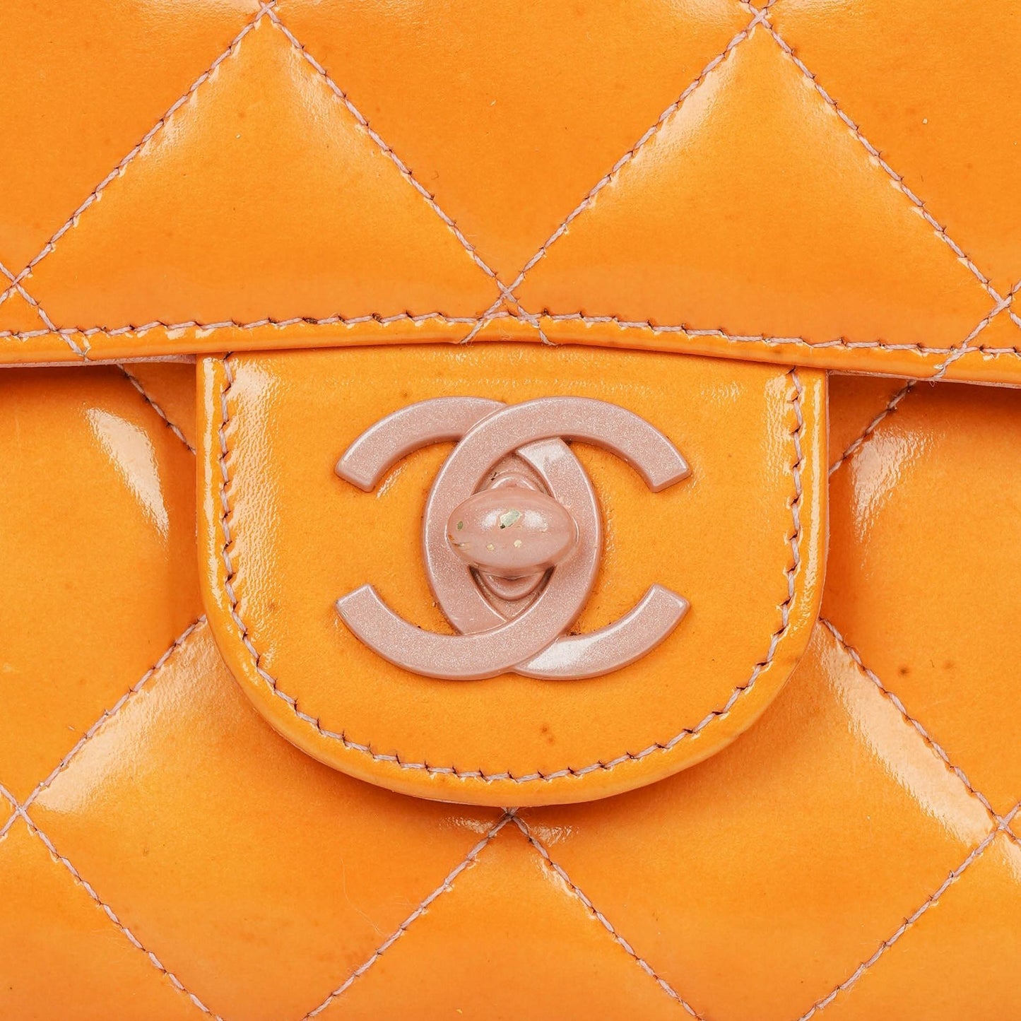 Chanel Classic Mini rechteckige Single Flap Tasche aus orangefarbenem Lackleder