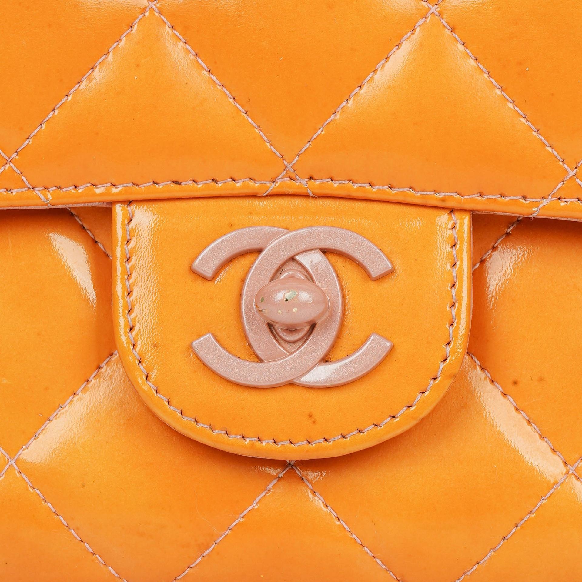 Chanel Classic Mini rechteckige Single Flap Tasche aus orangefarbenem Lackleder
