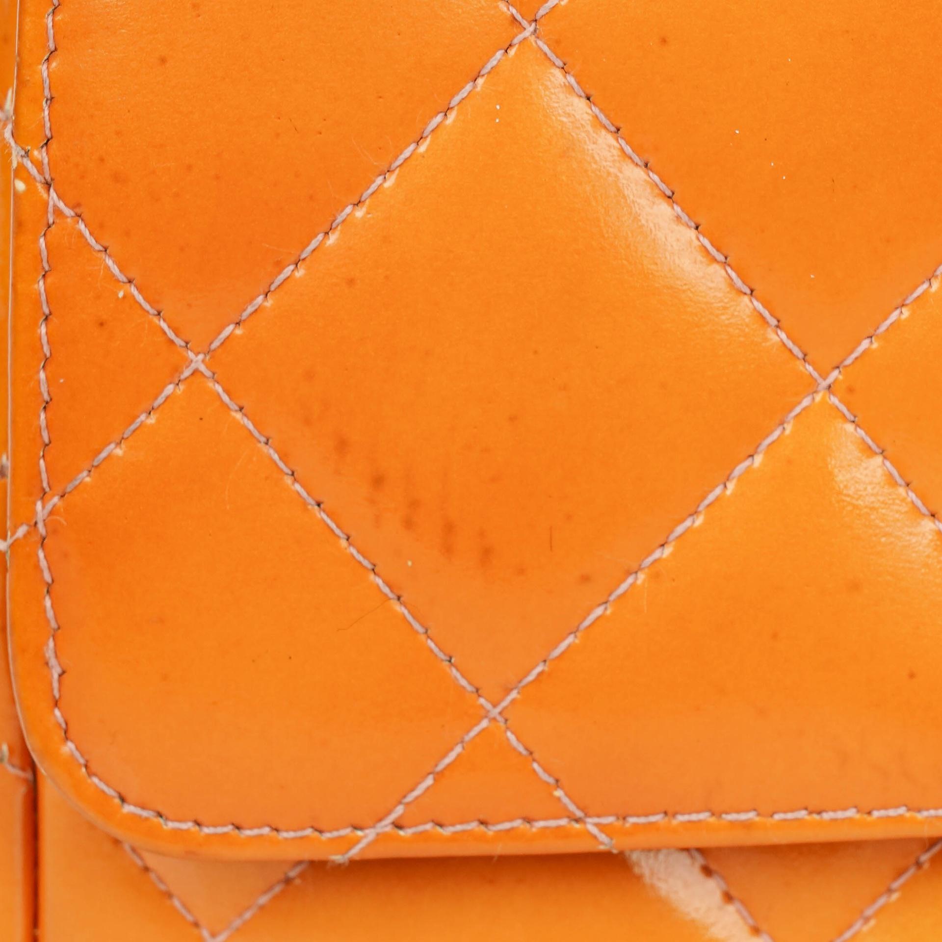 Chanel Classic Mini rechteckige Single Flap Tasche aus orangefarbenem Lackleder