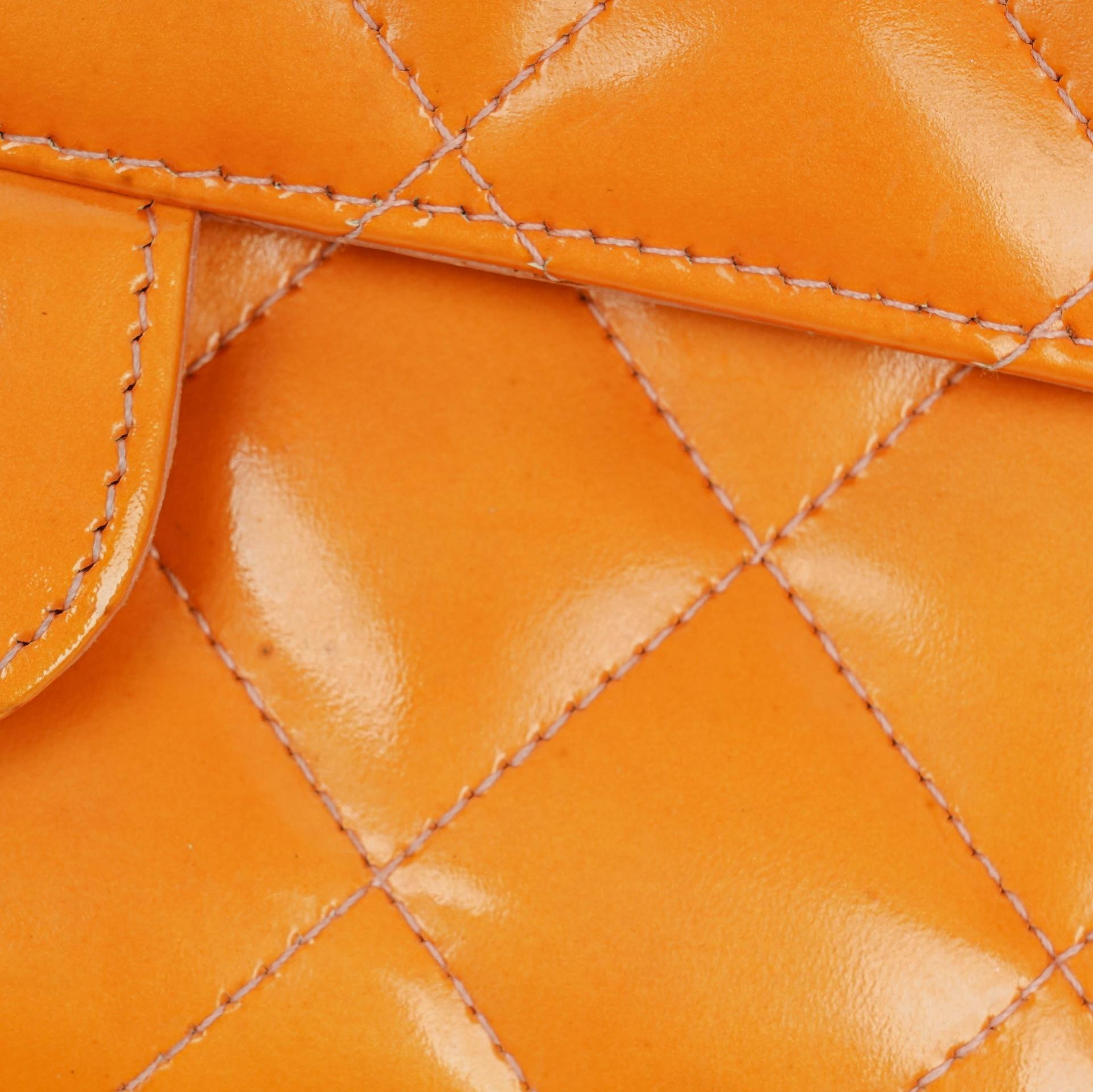 Chanel Classic Mini rechteckige Single Flap Tasche aus orangefarbenem Lackleder