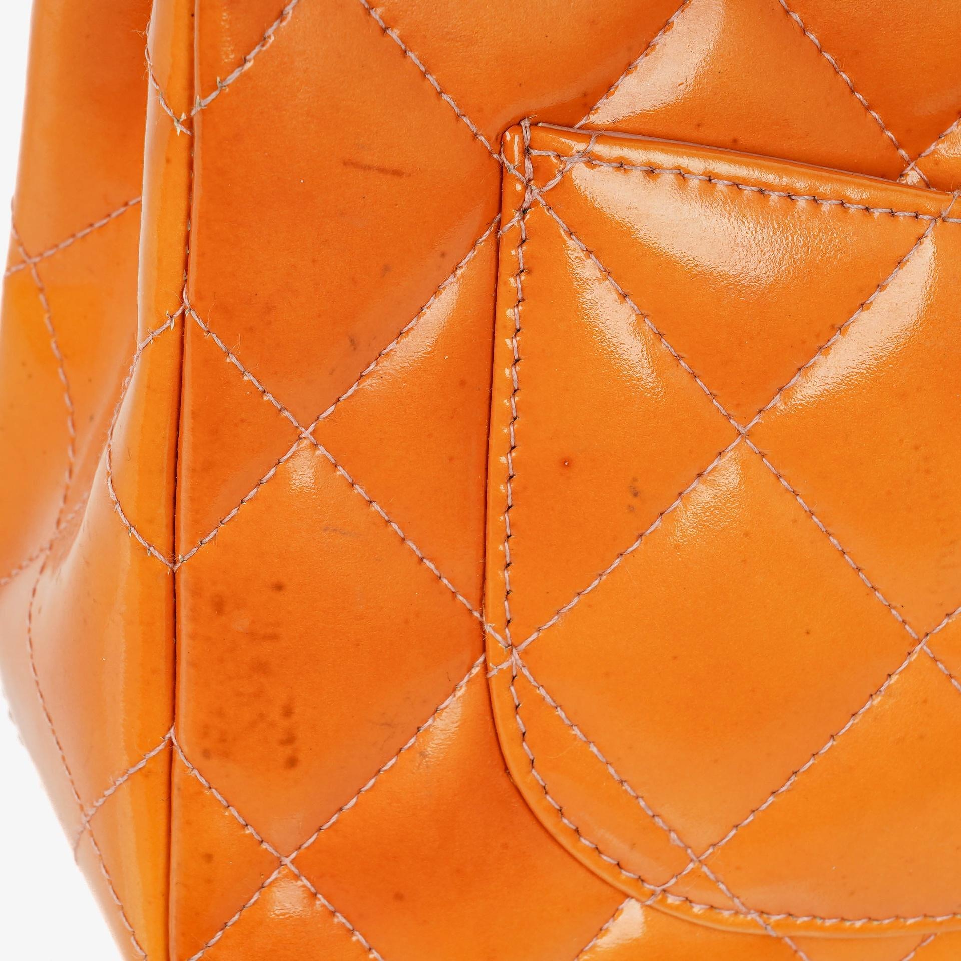 Chanel Classic Mini rechteckige Single Flap Tasche aus orangefarbenem Lackleder