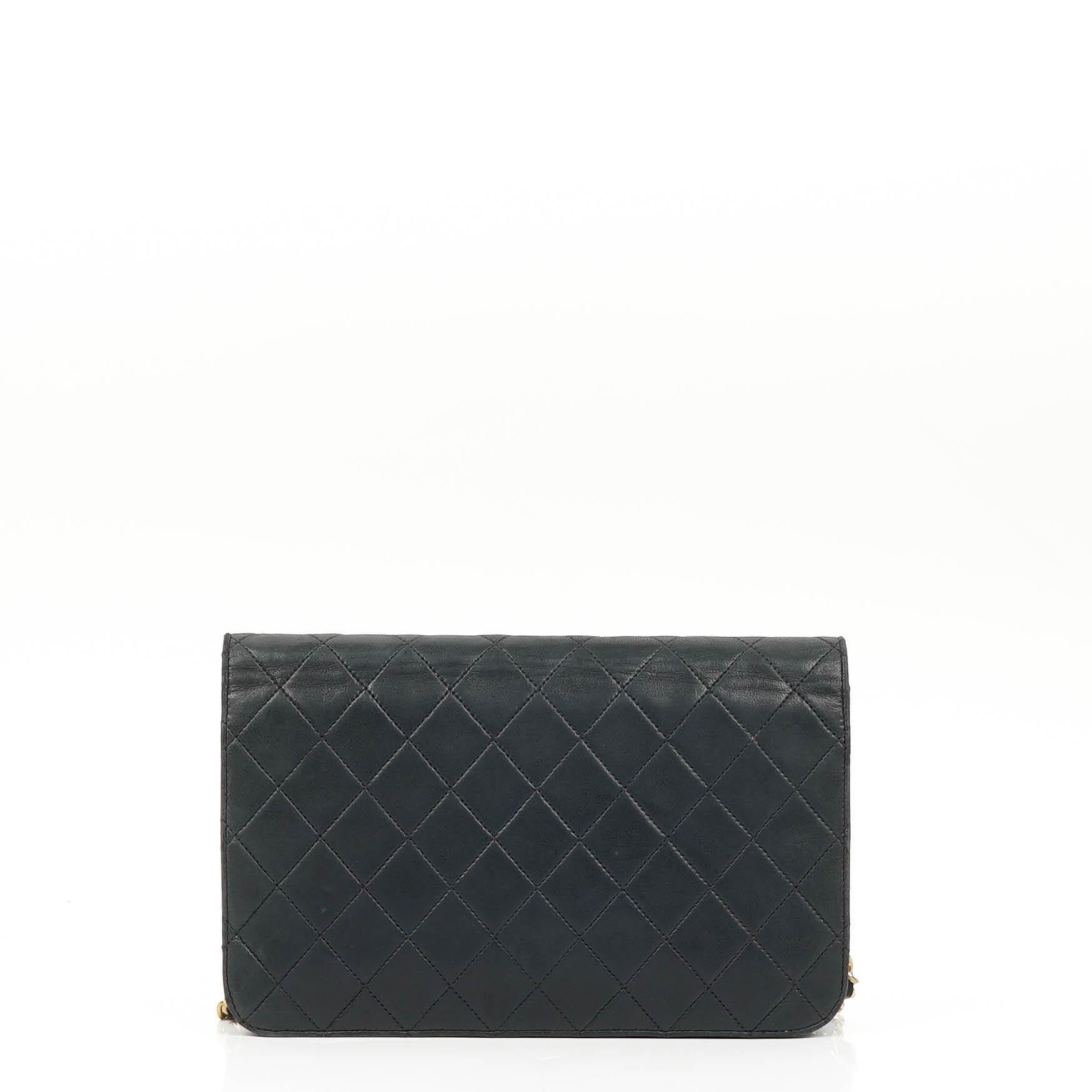 Chanel Classic Full Flap Bag, Marineblau gestepptes Lammleder, Goldfarbene Hardware
