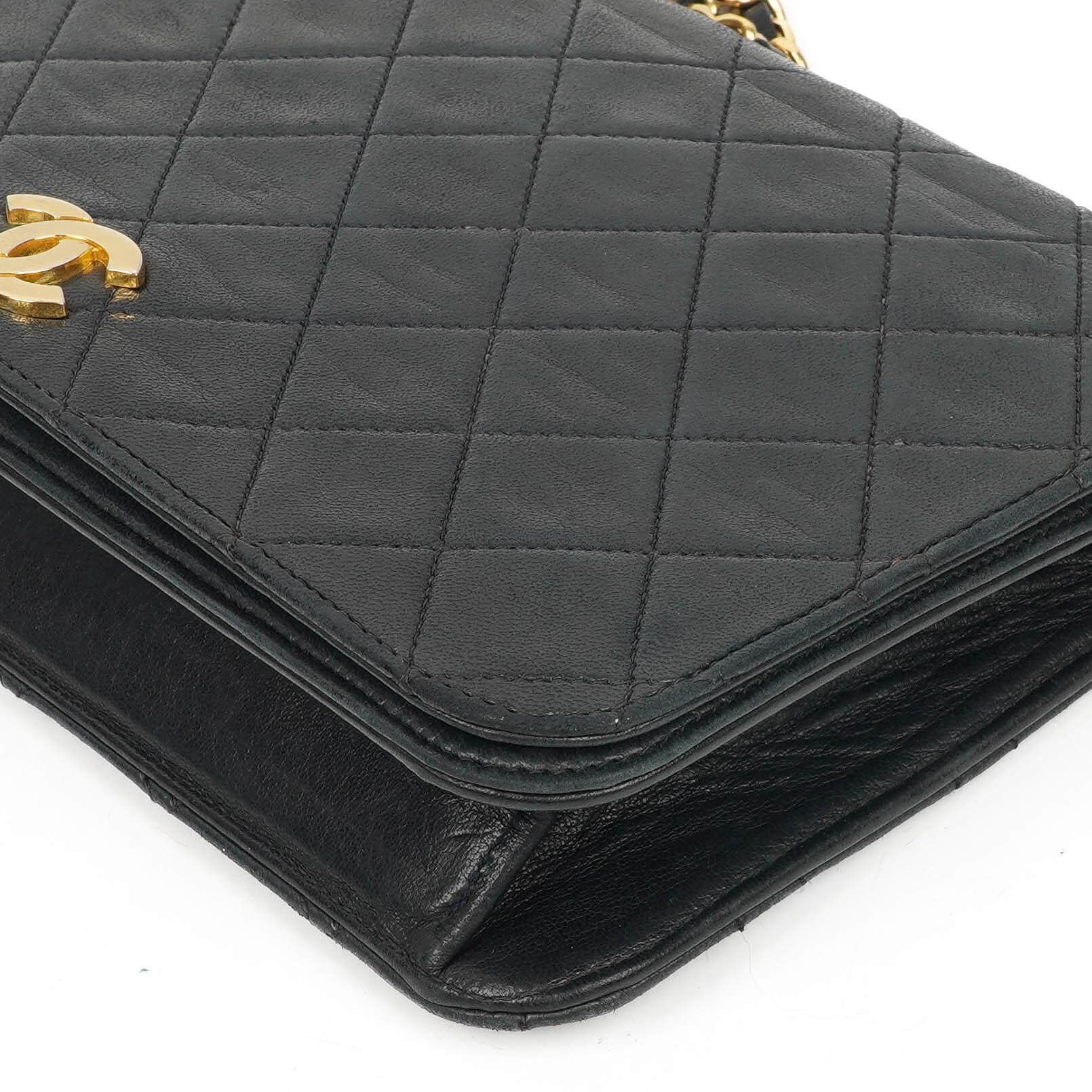 Chanel Classic Full Flap Bag, Marineblau gestepptes Lammleder, Goldfarbene Hardware