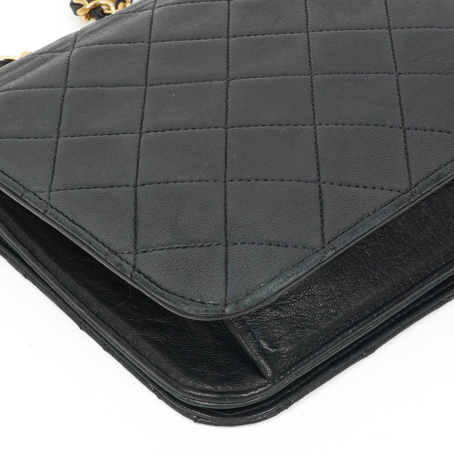 Chanel Classic Full Flap Bag, Marineblau gestepptes Lammleder, Goldfarbene Hardware