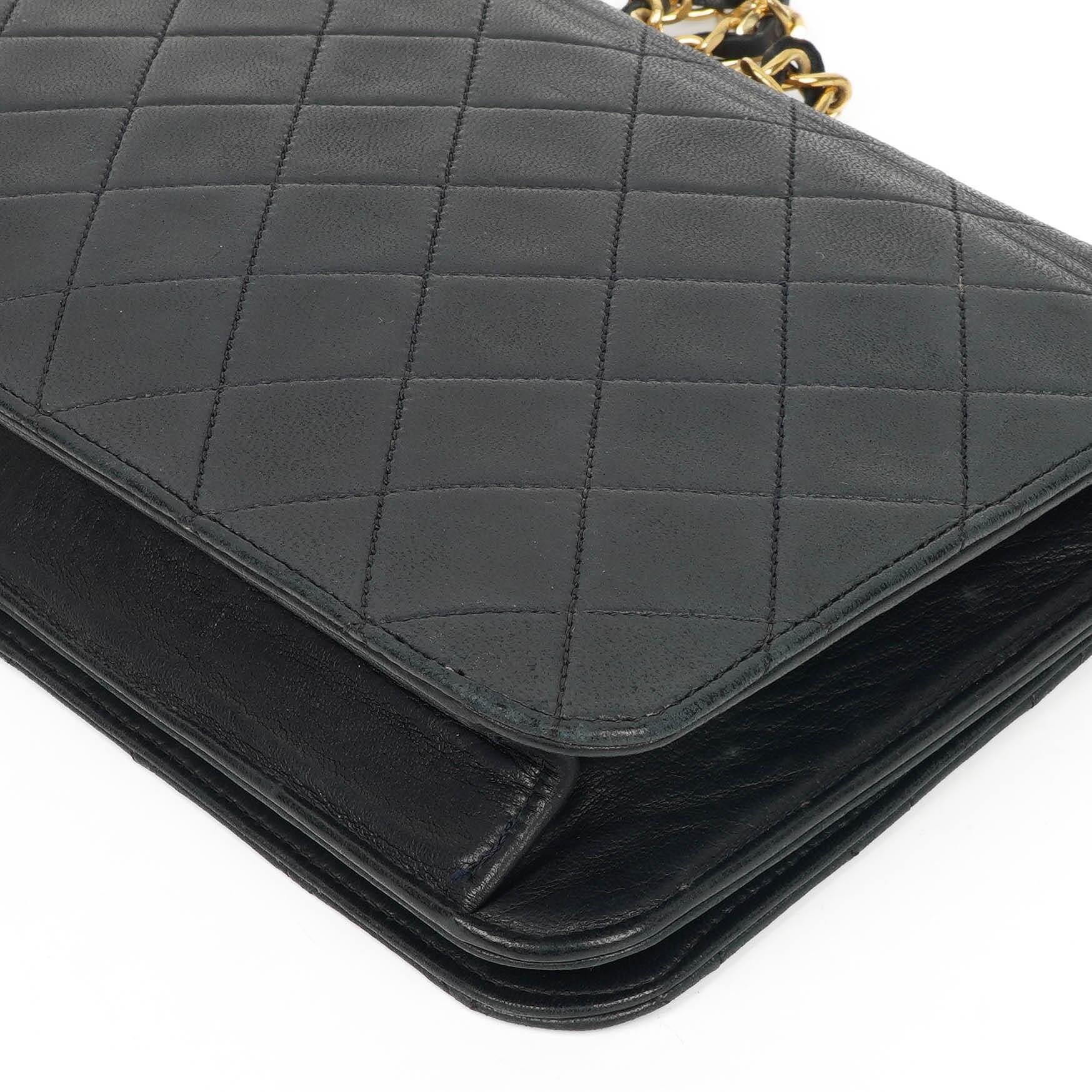 Chanel Classic Full Flap Bag, Marineblau gestepptes Lammleder, Goldfarbene Hardware