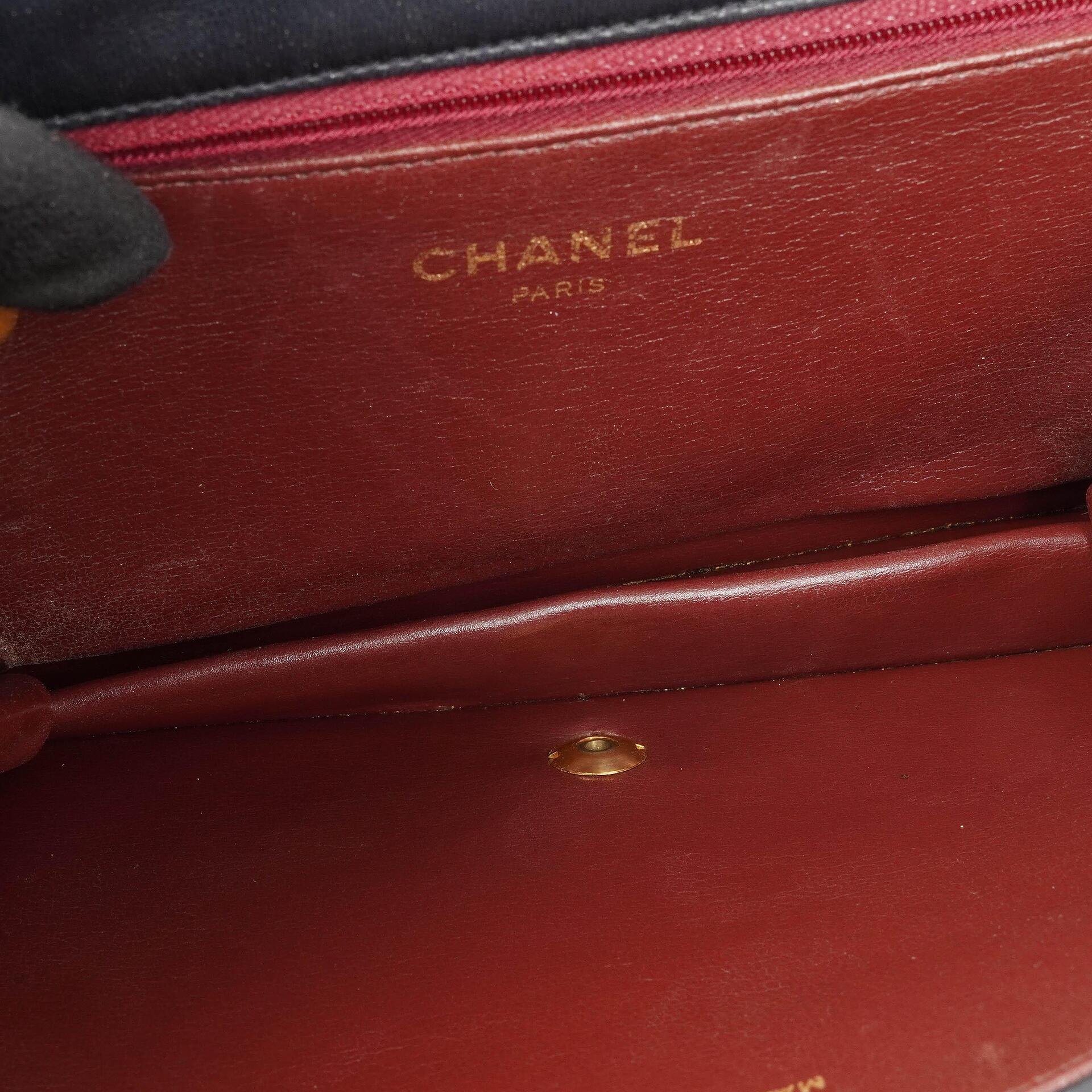 Chanel Classic Full Flap Bag, Marineblau gestepptes Lammleder, Goldfarbene Hardware