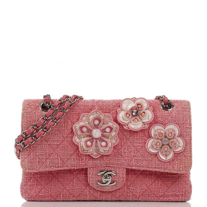 Chanel Classic Medium Double Flap Tasche aus rosa Tweed mit Kristallperlen-Blumenverzierung, Steppung und silberner Hardware