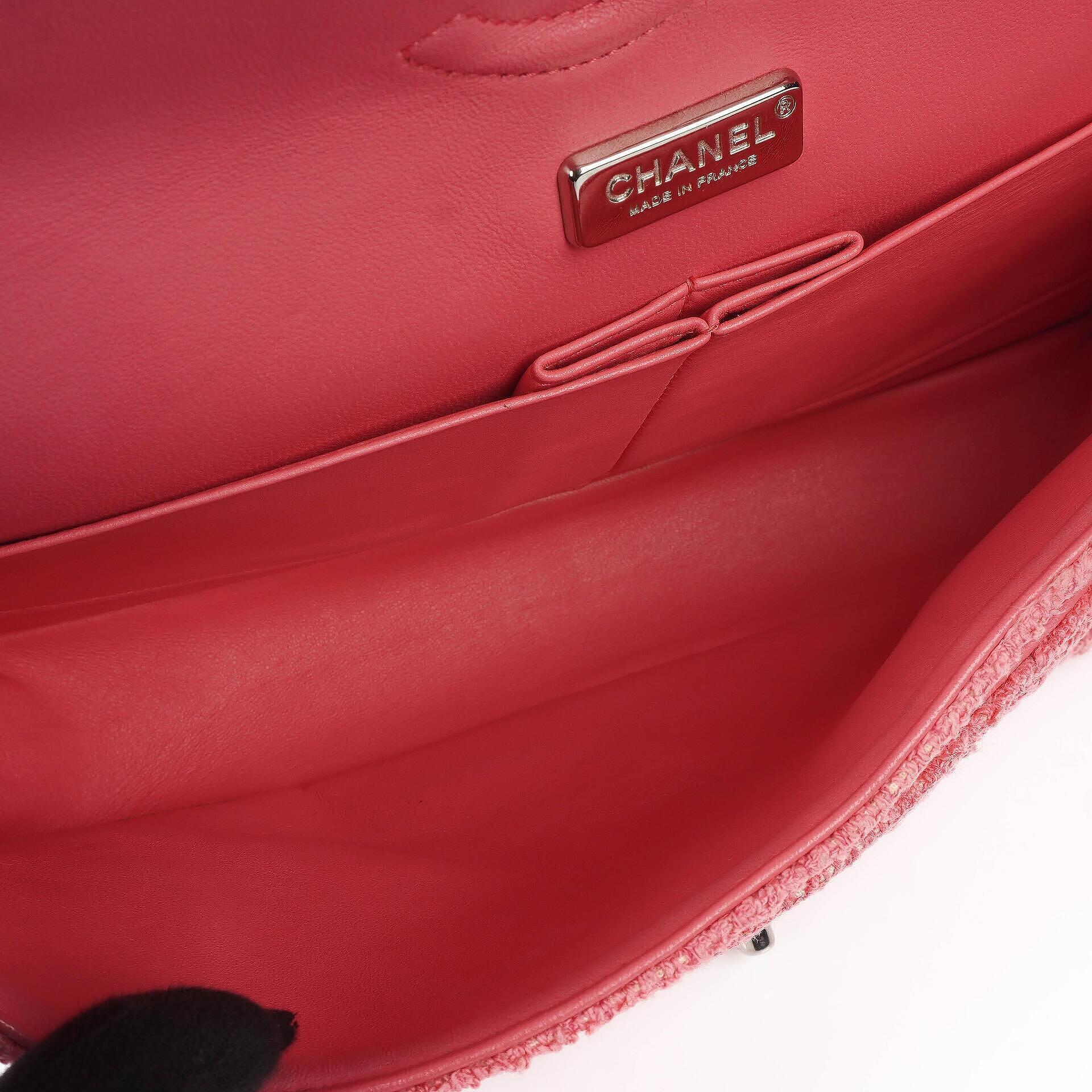 Chanel Classic Medium Double Flap Tasche aus rosa Tweed mit Kristallperlen-Blumenverzierung, Steppung und silberner Hardware