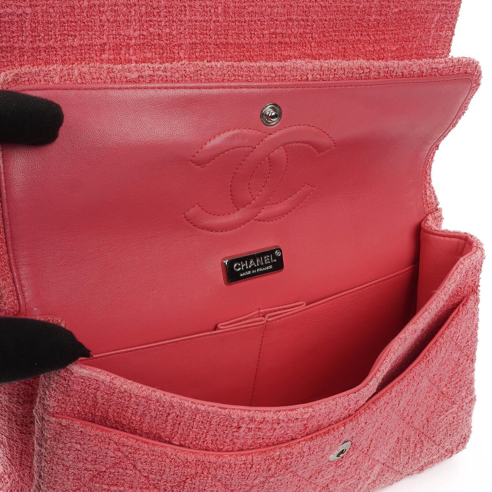 Chanel Classic Medium Double Flap Tasche aus rosa Tweed mit Kristallperlen-Blumenverzierung, Steppung und silberner Hardware