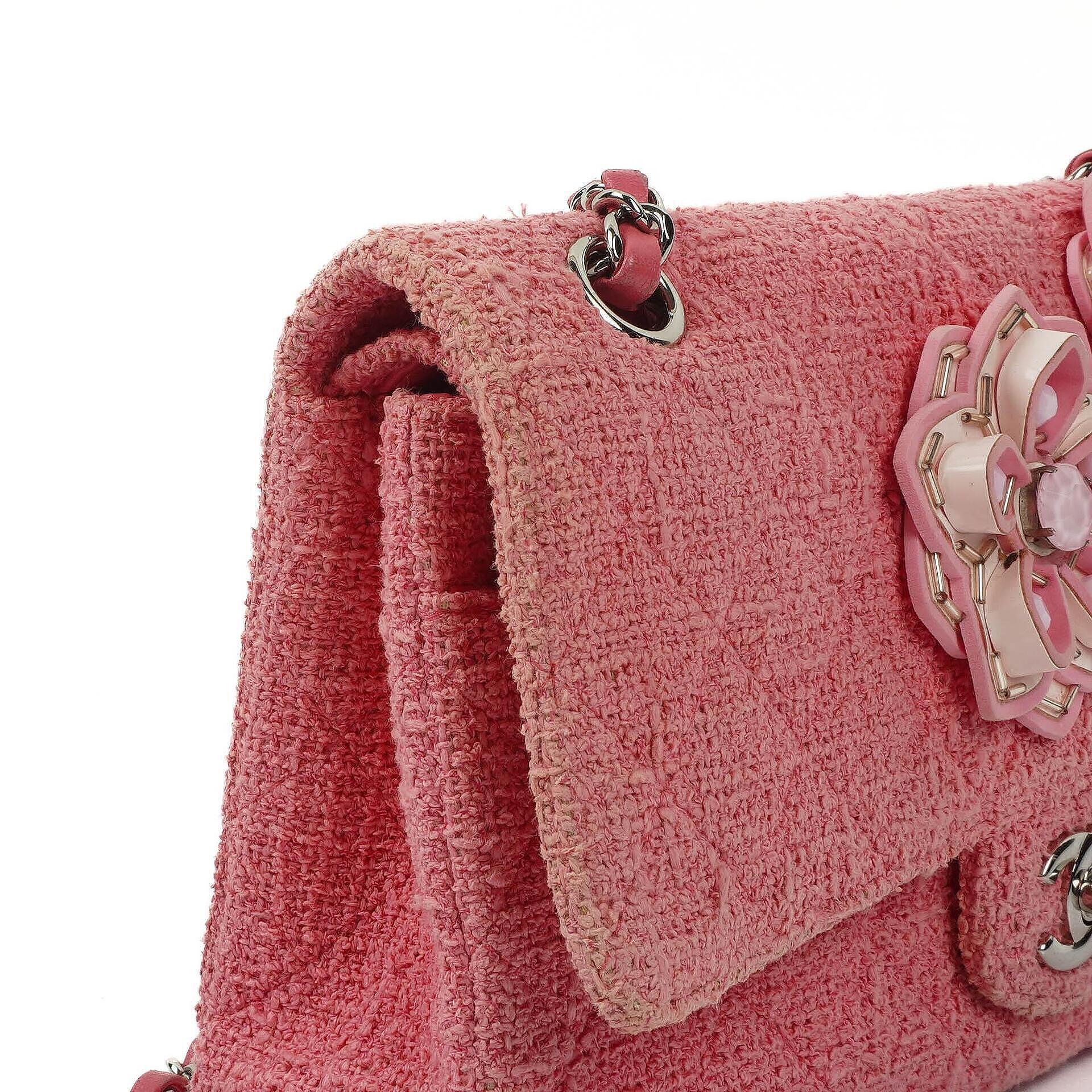 Chanel Classic Medium Double Flap Tasche aus rosa Tweed mit Kristallperlen-Blumenverzierung, Steppung und silberner Hardware